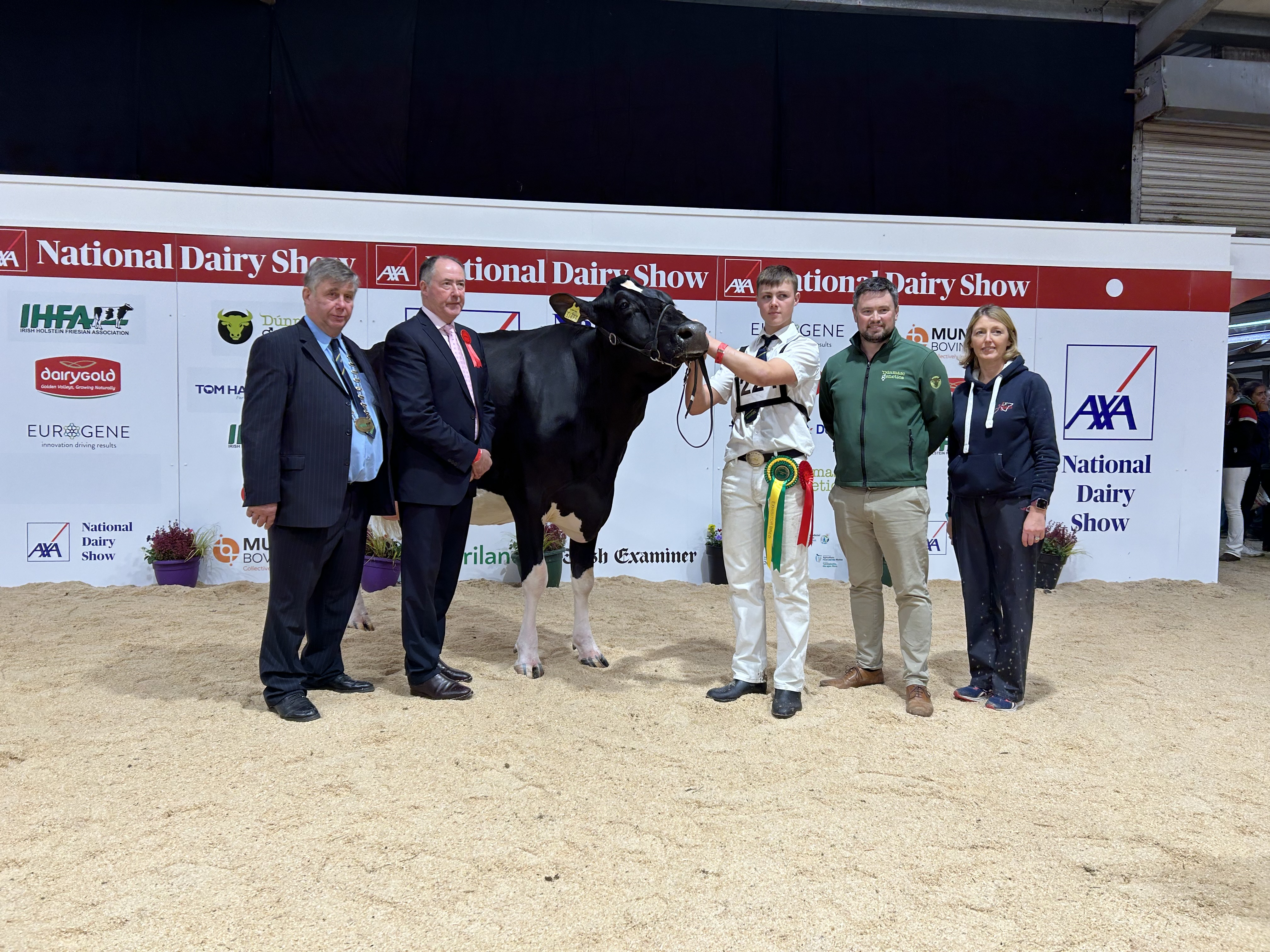 Richard Hamilton IHFA president, judge Ashley Fleming, Will Jones with Hallow Sol Twizzle, Stephen Dowling from Dumasc Gentics and Linda Jones