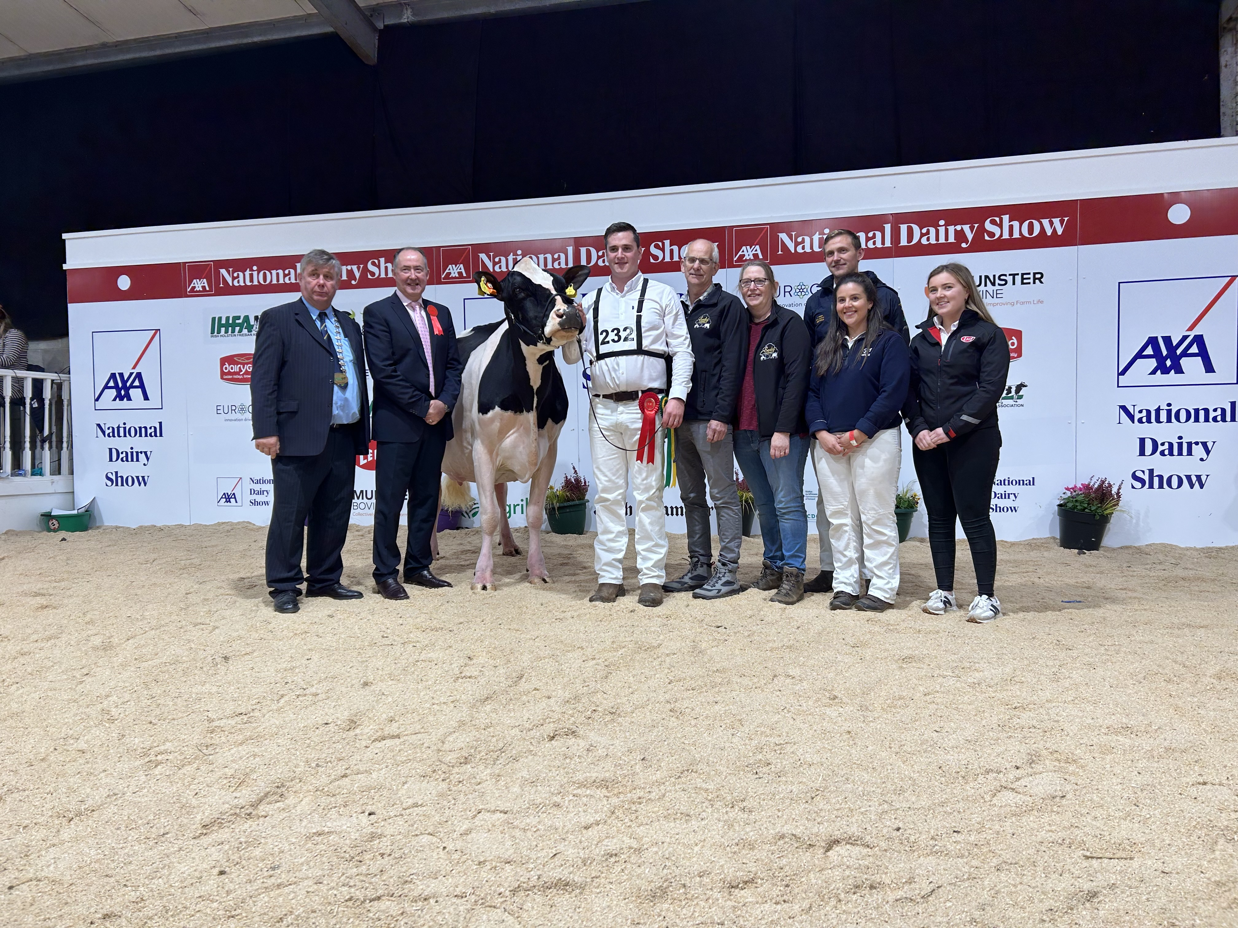 Richard Hamilton IHFA president, judge Ashley Fleming, Brendan Greenan with Eedy Doorman Fame, Robert, Silvia, Laura, Jason Helen and Breige Garry from Lely