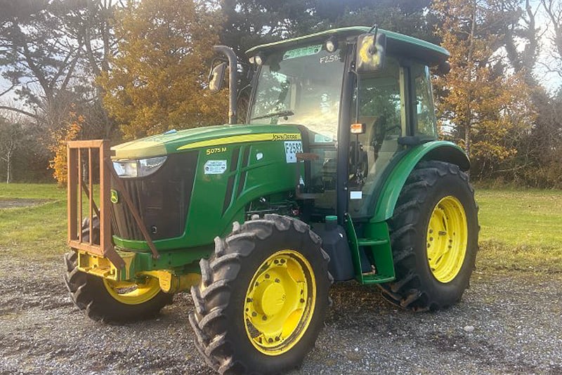 2015 John Deere 5075M 4WD Tractor offering 75hp 1351 Hours displayed on clock,  c/w 6 Spool Valves,  Fixed Hitch, Ferroni Water Pump &amp; PTO. The cab is said to be clean and all the glass is present.