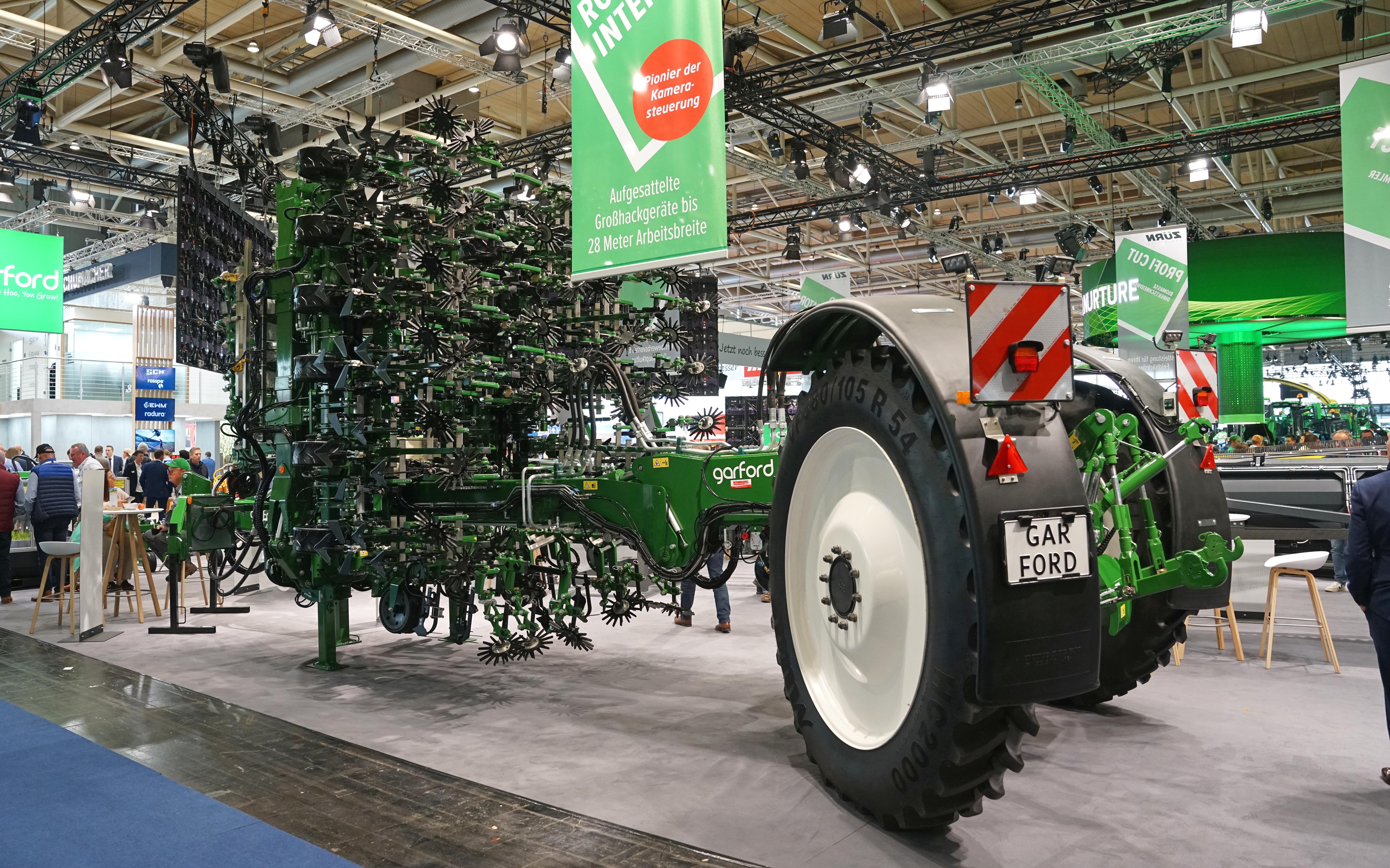The 12m inter-row hoe folds to within the three metre transport limit