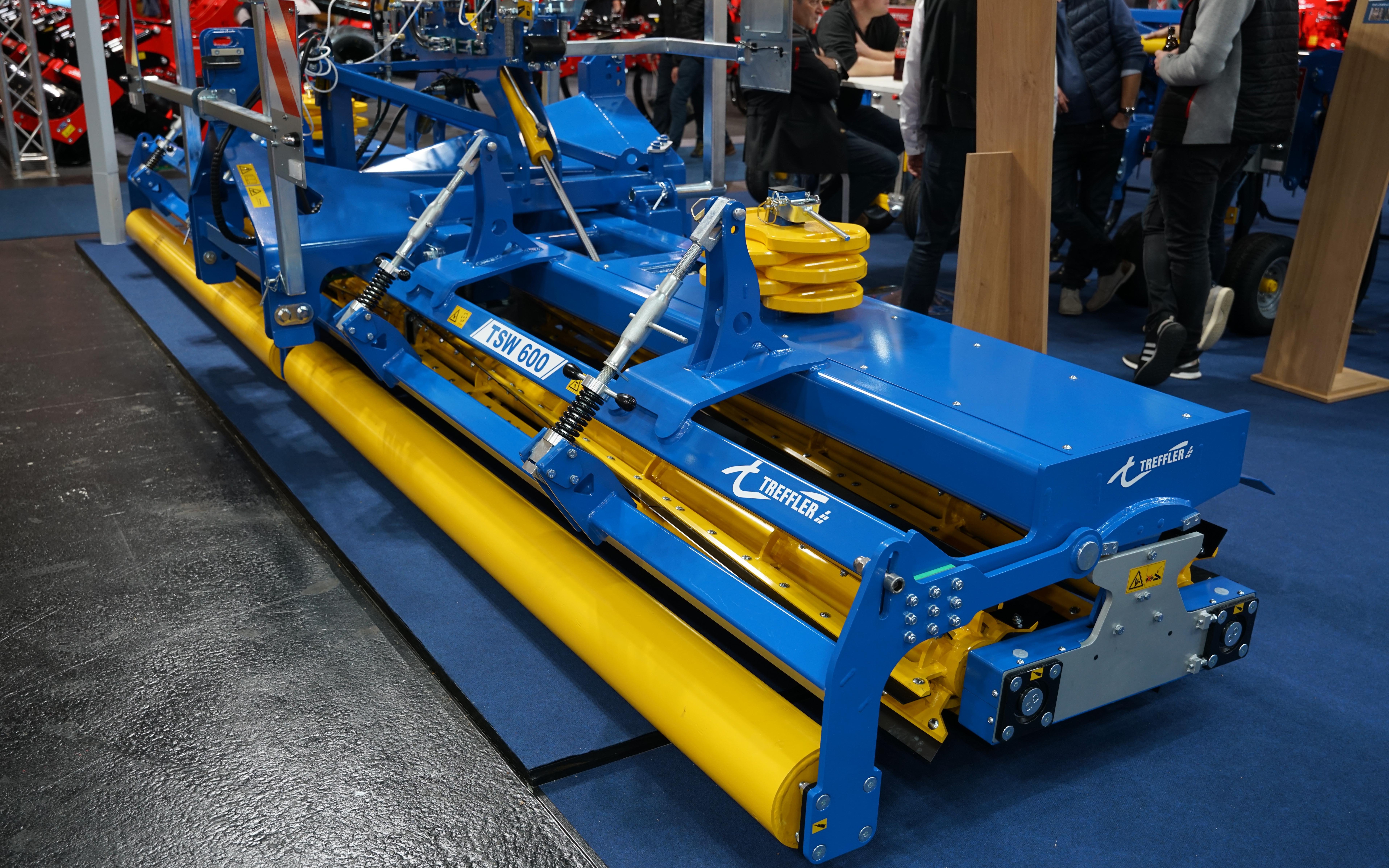The Trffler cutting roller knocks down the stubble or over crop before slicing it with Hardox blades