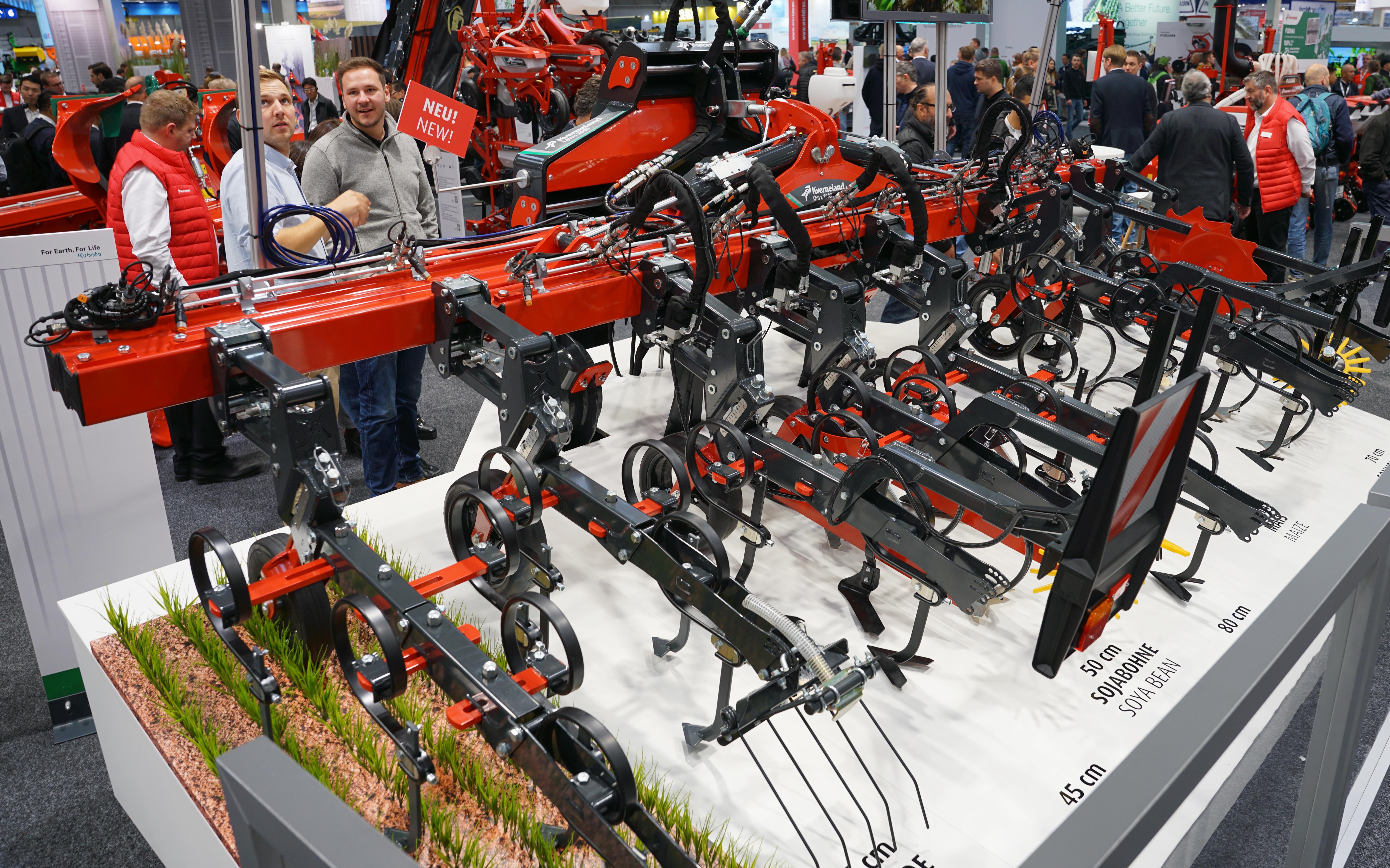 Kverneland combines interow cultivation with implement steering on its Lynx/Onyx combination