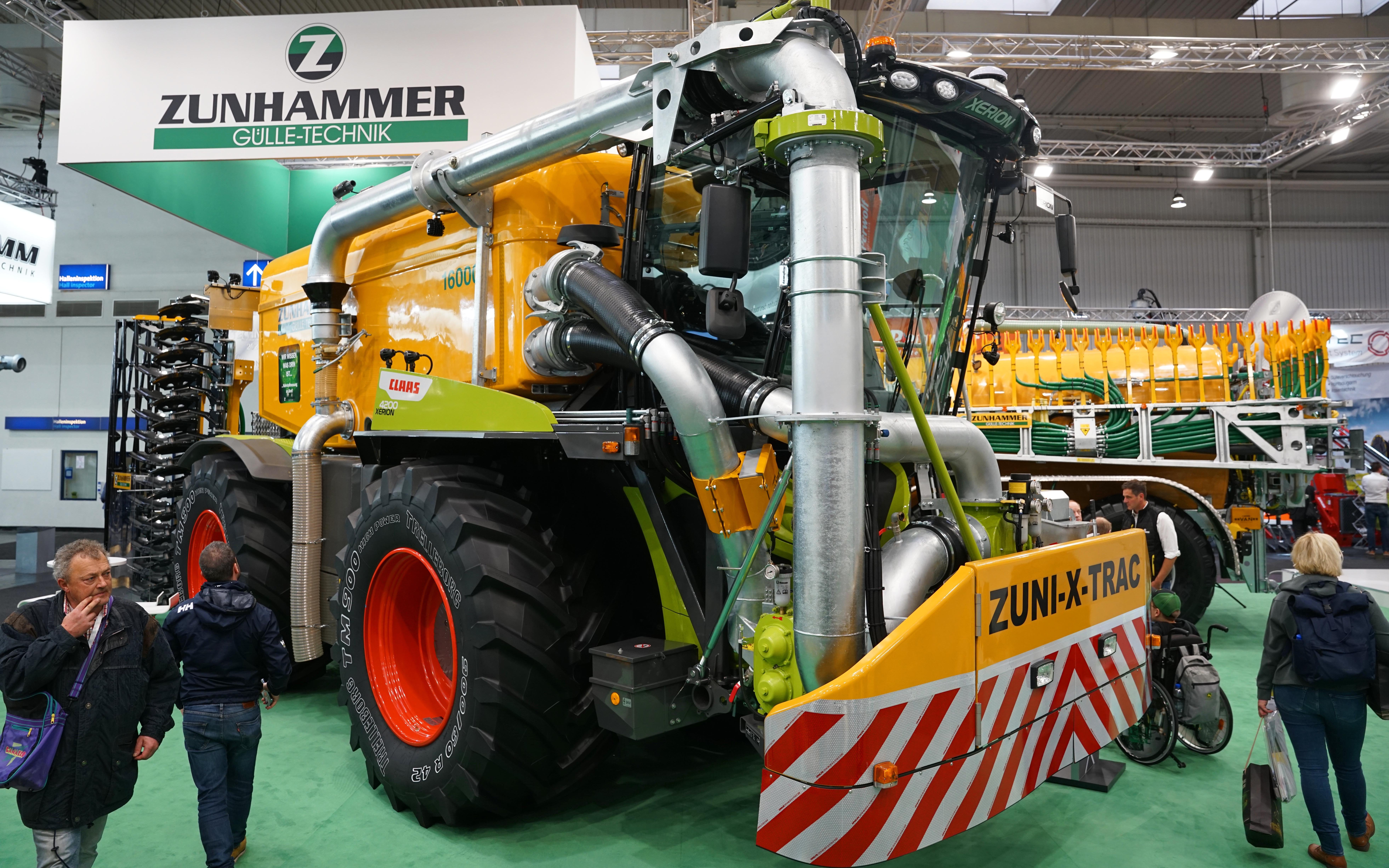 Based on a Claas Xerion this self propelled tanker Zunhammer  is kitted out with a Vogelsang pump and macerator unit