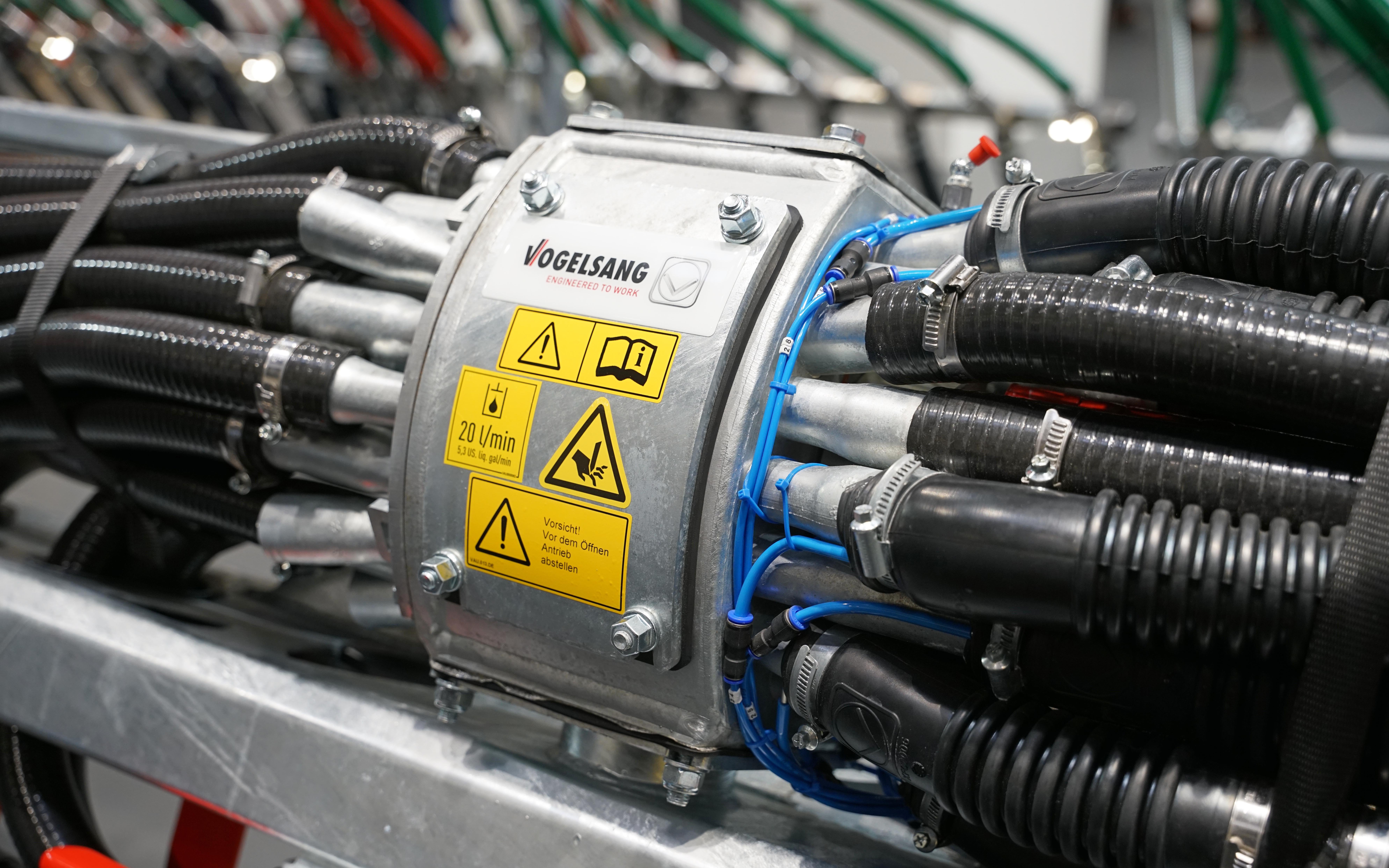 Flow between the distributer head and the trailing shoe outlets is controlled by internal bladders supplied by air via the blue pipes shown