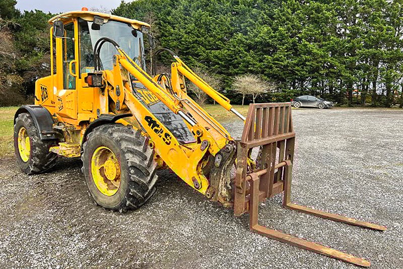Good potential for a buyer familiar with JCB loaders. There are no hours showing on the clock of this JCB 412, but it does drive, although only forwards.