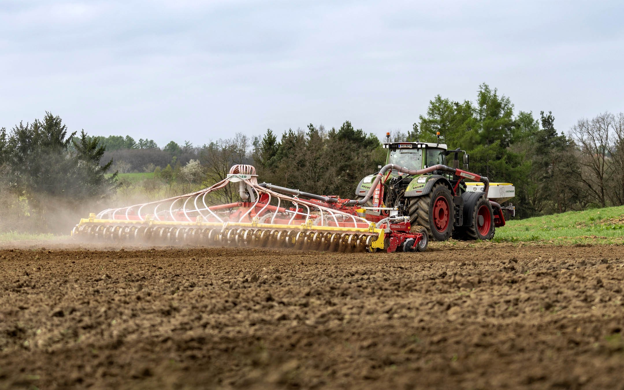 Working widths of either 8m or 10m coupled with forward speeds above 10km/h ensures high work rates are achieved