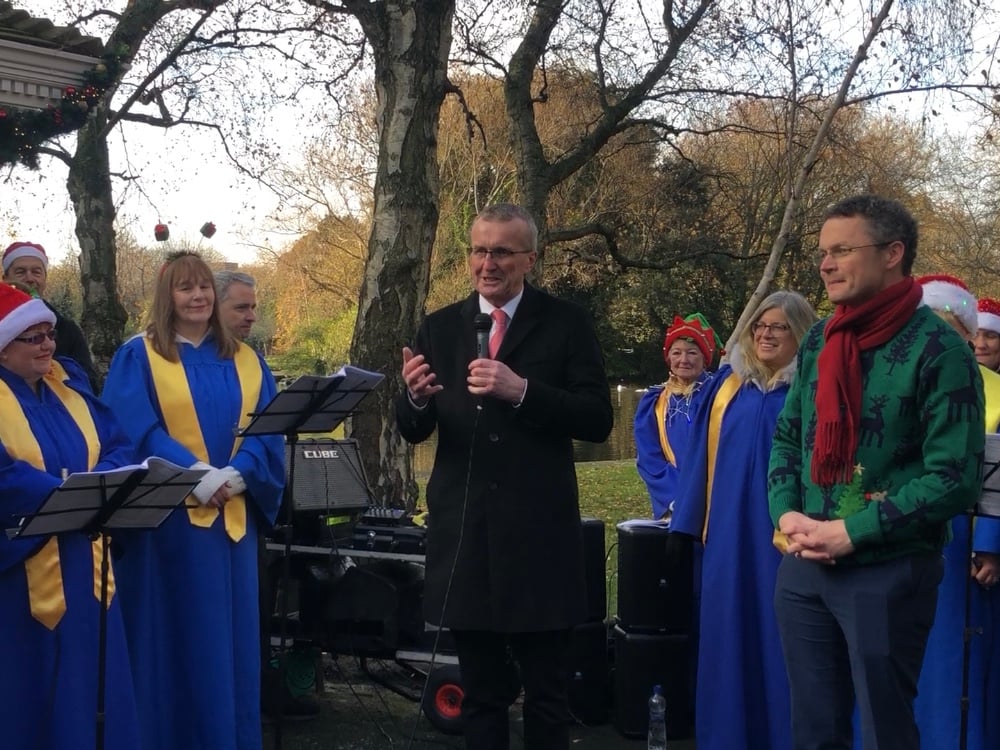 IFA president Tim Cullinan and Minister of State with responsibility for the Office of Public Works,&nbsp;Patrick O'Donovan at the live animal crib at St. Stephen's Green in 2022