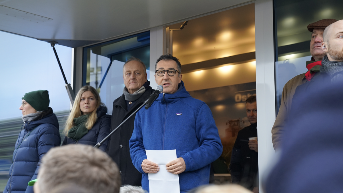Germany's Minister for Agriculture, Cem Özdemir at the protest. Source: Deutscher Bauernverbund e.V.
