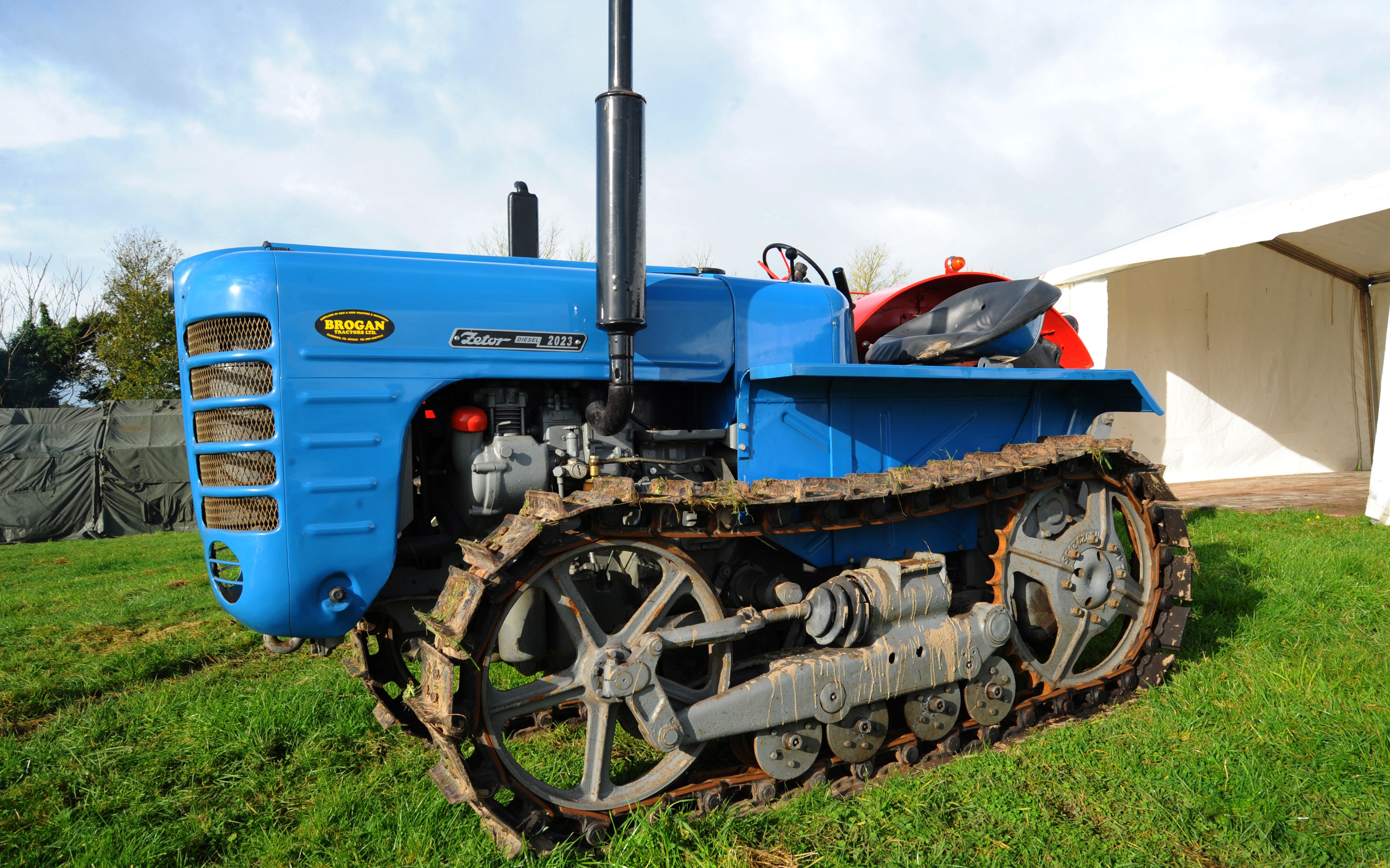 Zetor had produced a crawler version of the Super 35 and continued with a 2023  crawler within the Unified Range