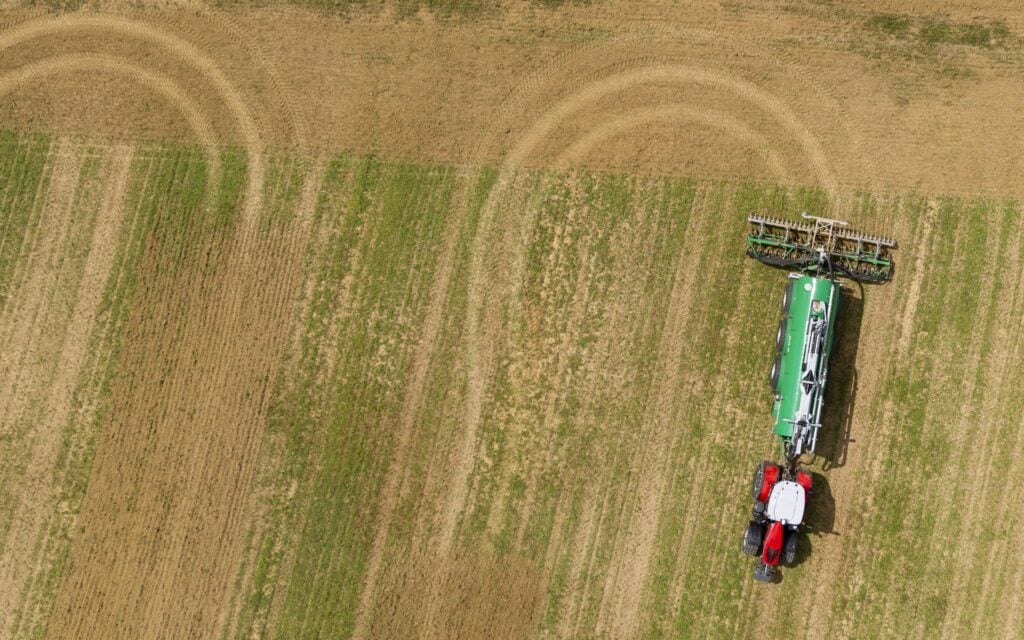 The MF AutoTurn function automatically steers the tractor on to the next wayline