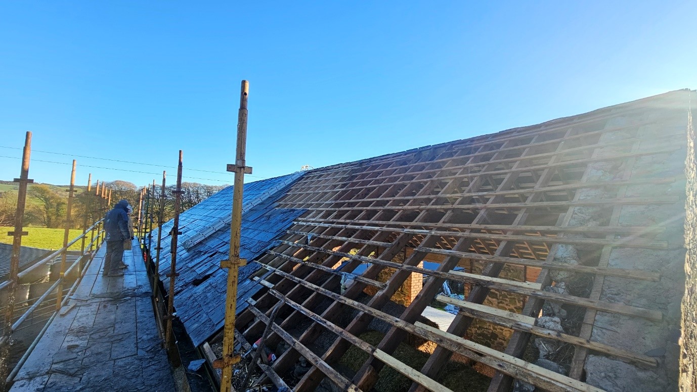 Removing old rotten slates and replacing laths
