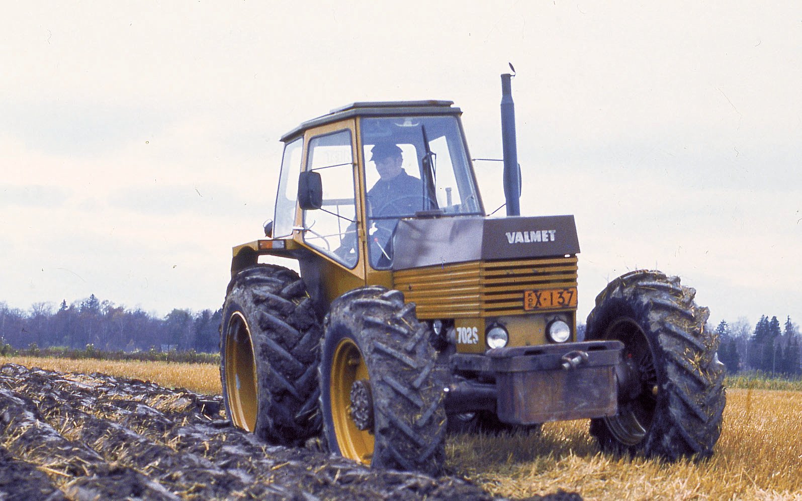 The Valmet 702 was introduced the same year as the MF1200 and also offereded over 100hp, 4WD and an integrated cab, but in a conventional format