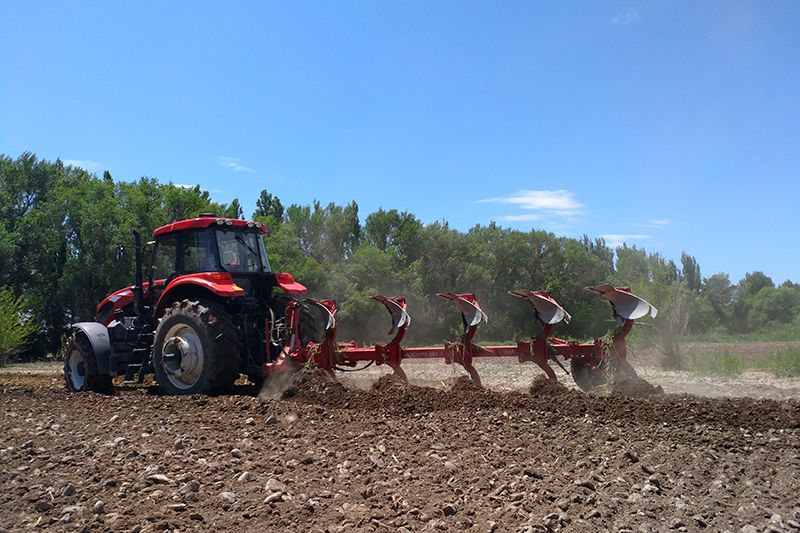 Five-furrow ploughs are not normally associated with Chinese tractors, but YTO has the machines to handle them