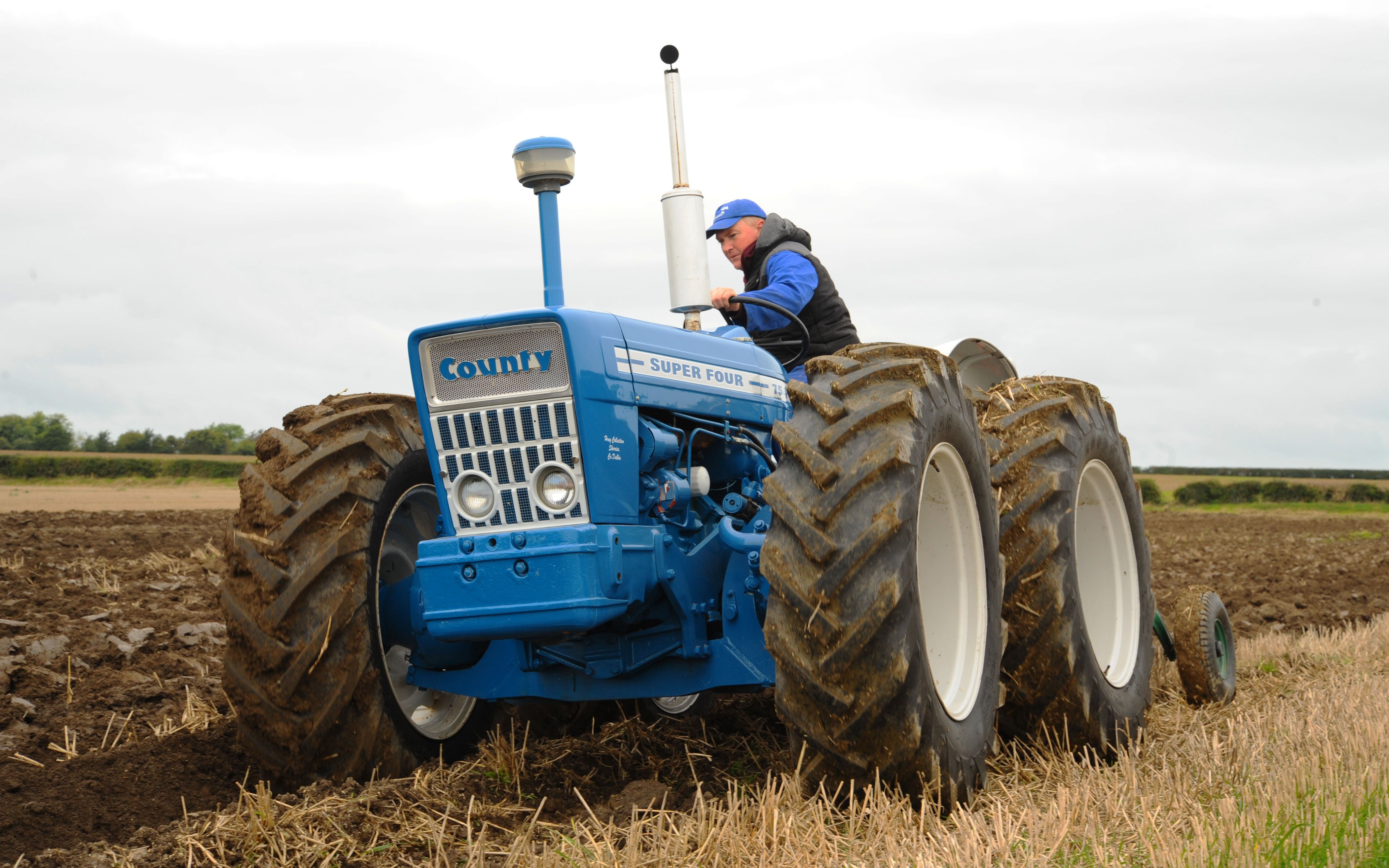 County Tractors knew the value of equal sized 4WD, but they cost around twice as much as a 2WD equivalent