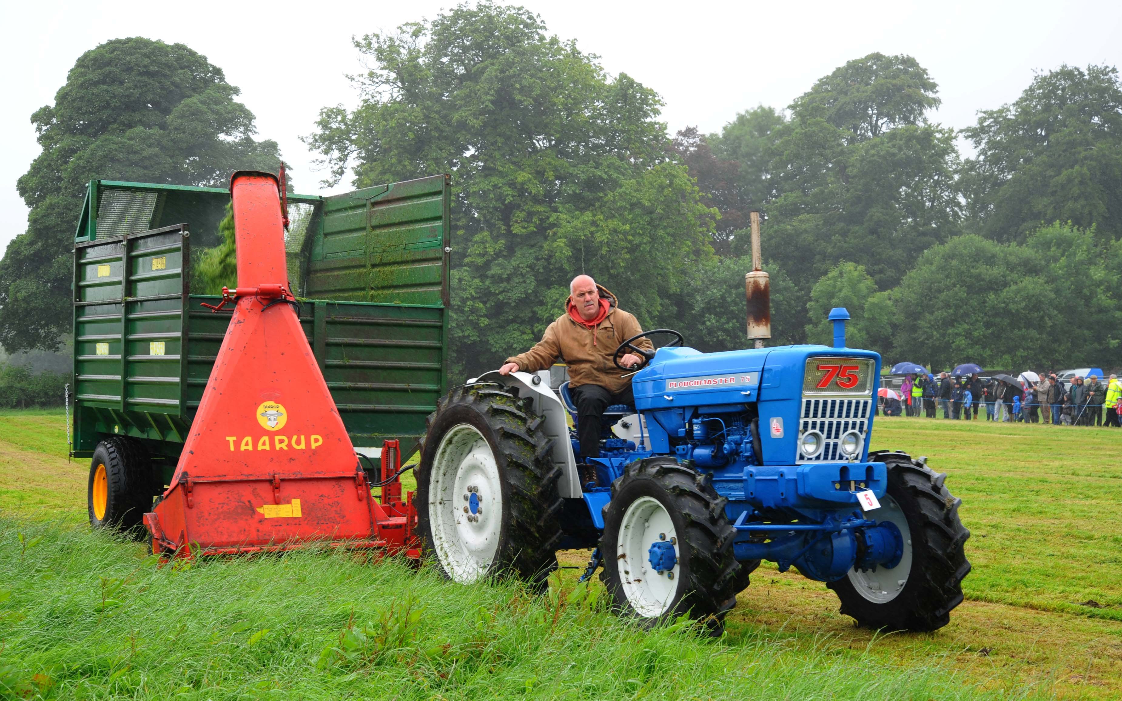 Roadless also developed a version of the later Ford 5000, fitting a driven front axle to a skid unit and calling it the Ploughmaster 75