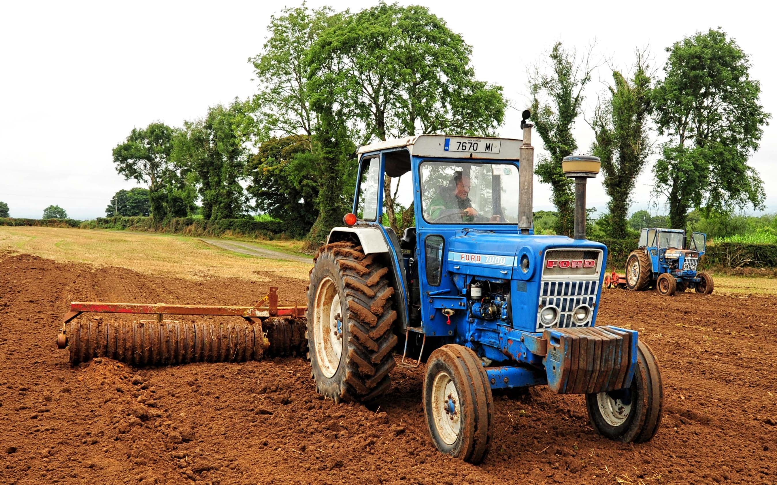 Compared to modern tractors, the Ford 7000 was noisy and cramped, but its performance outweighed these issues and it became a firm favourite with tillage farmers