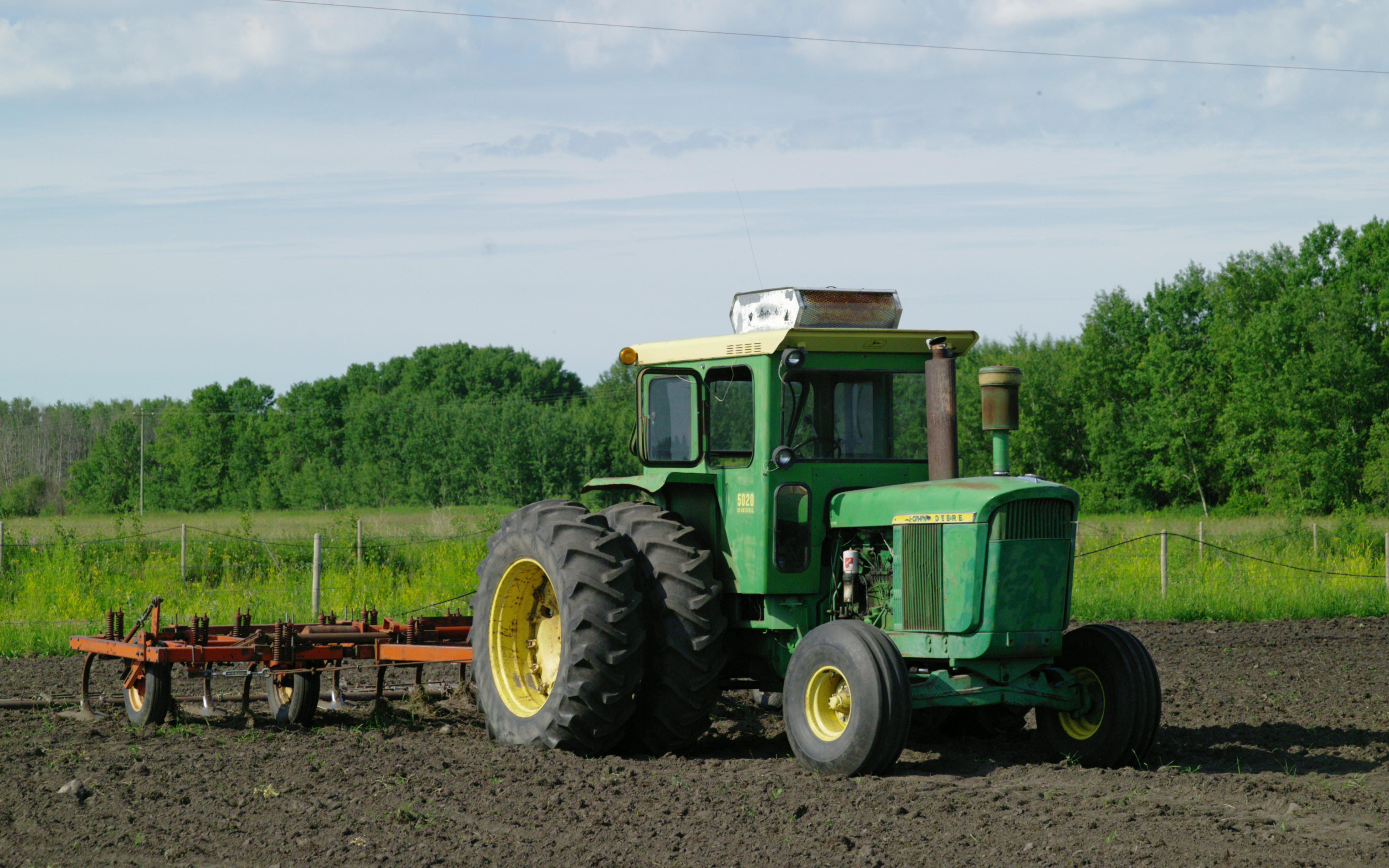 The John Deere 5020 was a typical muscle machine from the late 1960s. It had 154hp with dual wheels fitted to provide extra traction