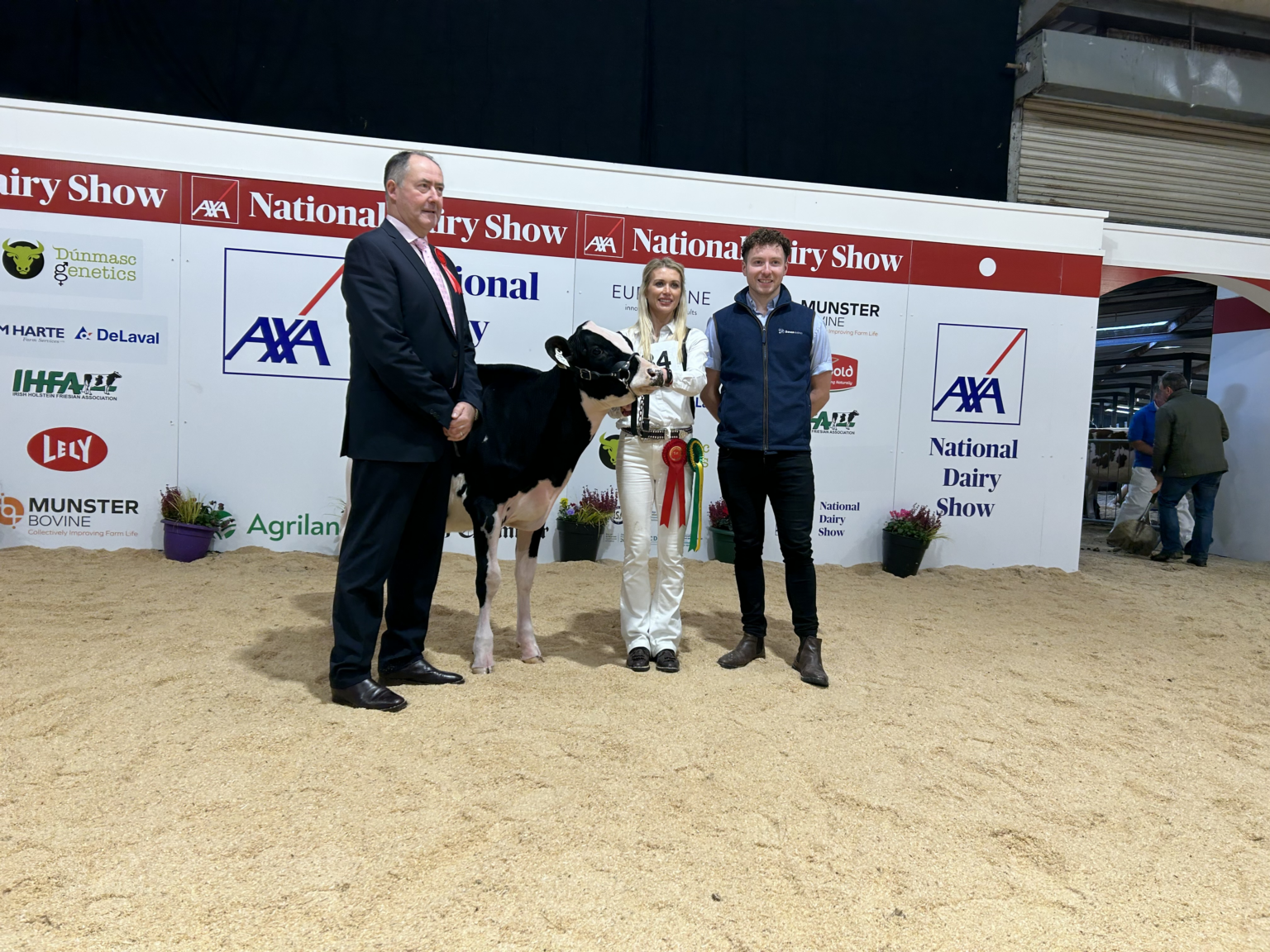 Jones Lambda Fame at the national dairy show, where she won heifer born on or after February 1, 2023 (l-r) Judge Ashley Fleming, Izzy Jones with Jones Lambda Fame and Niall Duffy from Dovea Genetics