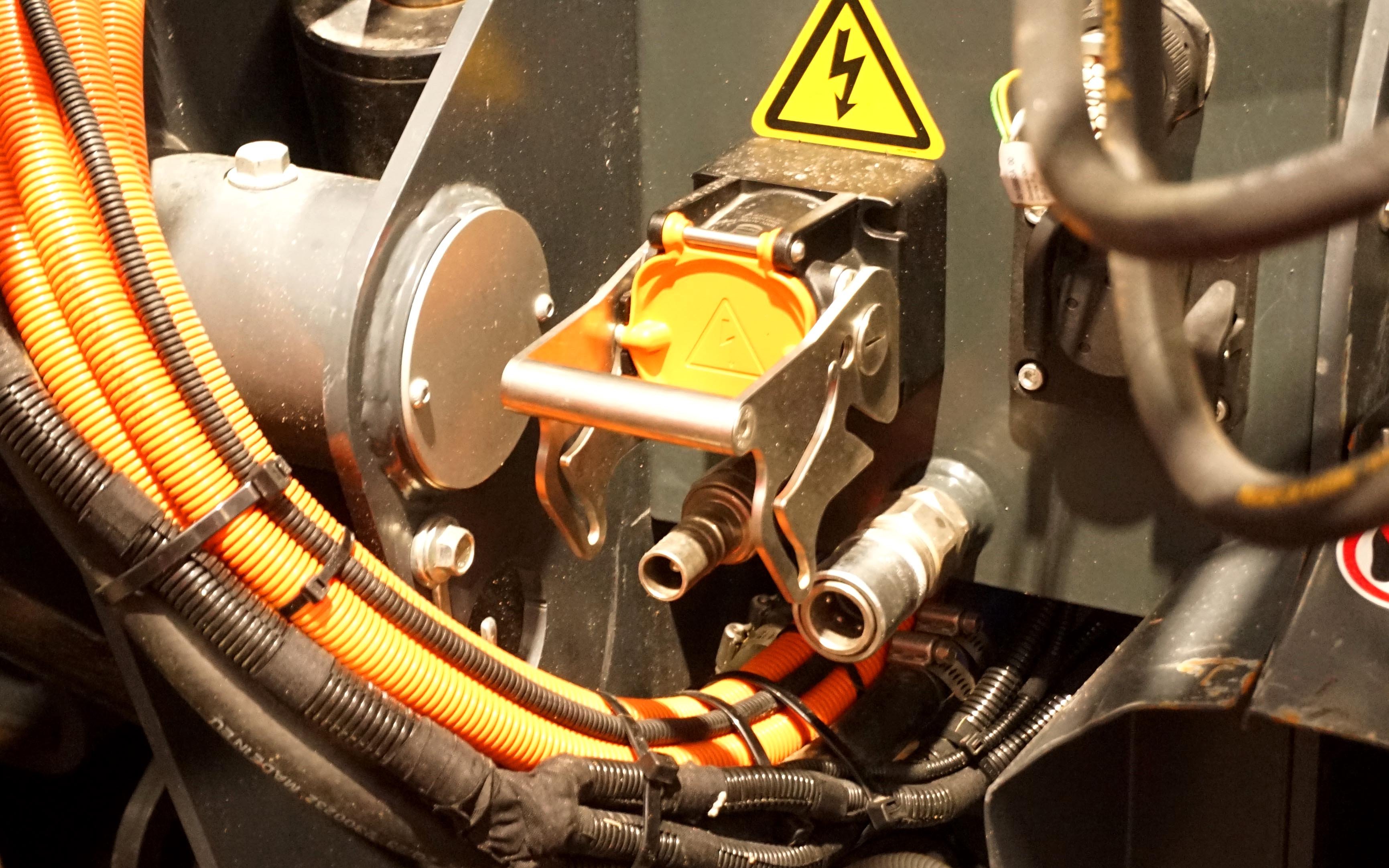 Power can also be delivered to implements via a 700V socket at the rear