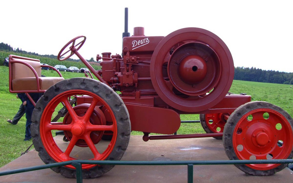 The Deutz MTH 222 was the first mass produced Deutz tractor and was built from 1927-1930