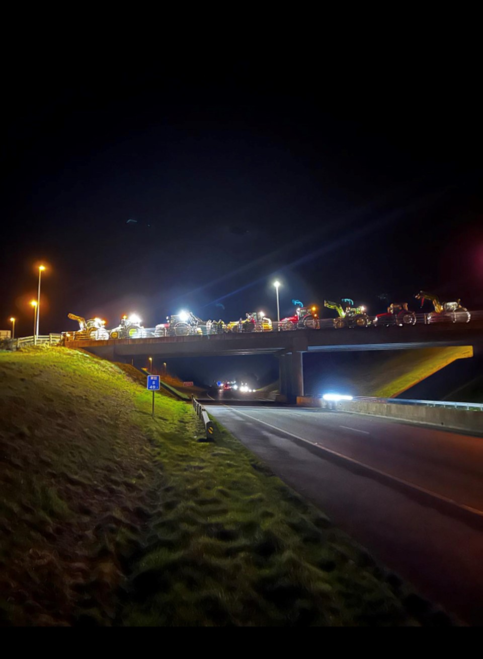 Farmers gather over the M11 at Barndarrig, Co. Wicklow. Image Source: Anne Hill