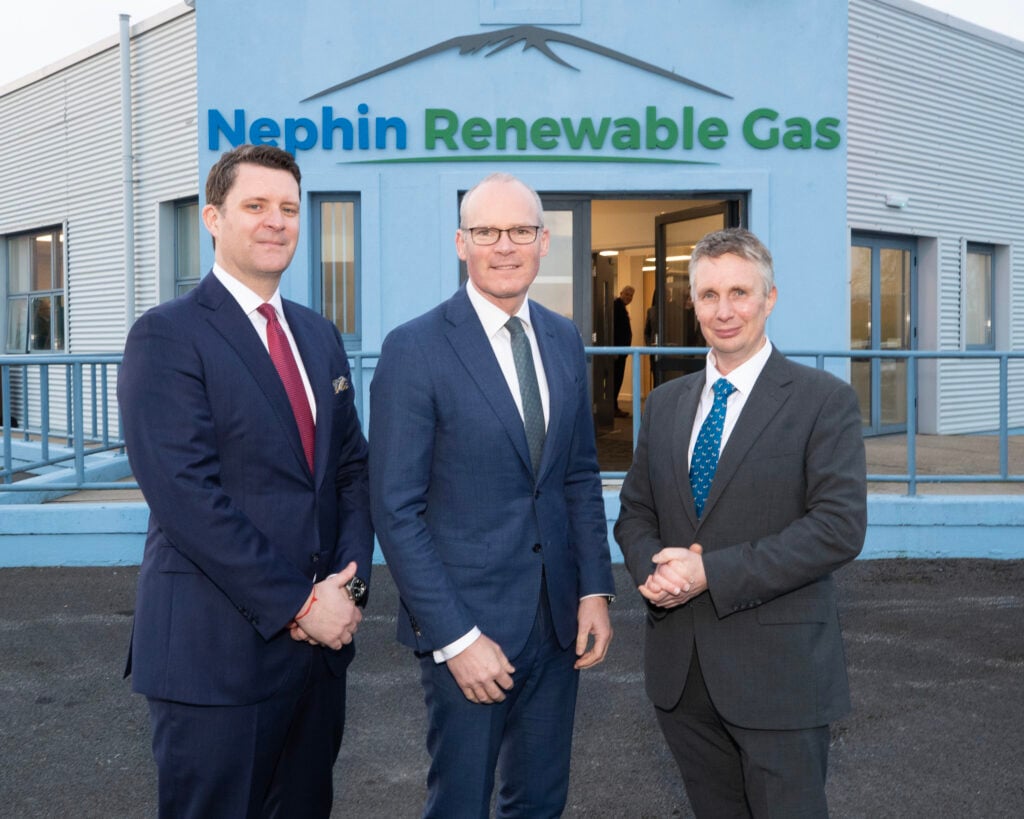 Minister for Enterprise, Trade and Employment Simon Coveney (centre) with Tom O’Brien, managing director of Nephin Energy (left) and Tony Yates, managing director of Nephin Renewable Gas (right). Image source: Liam Burke/Press 22