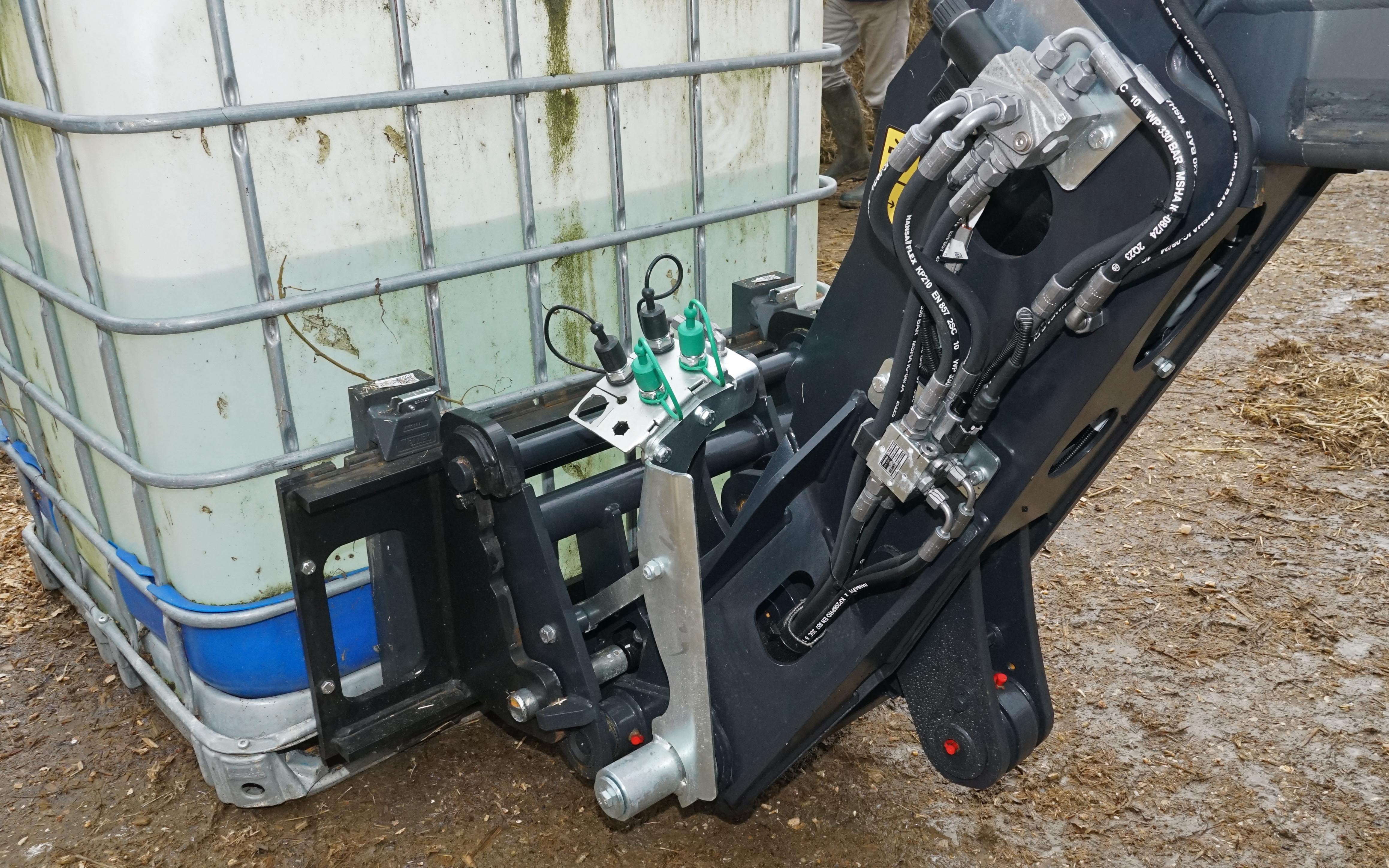 The headstock comes with Eurohitch and hydraulic locking pin as standard
