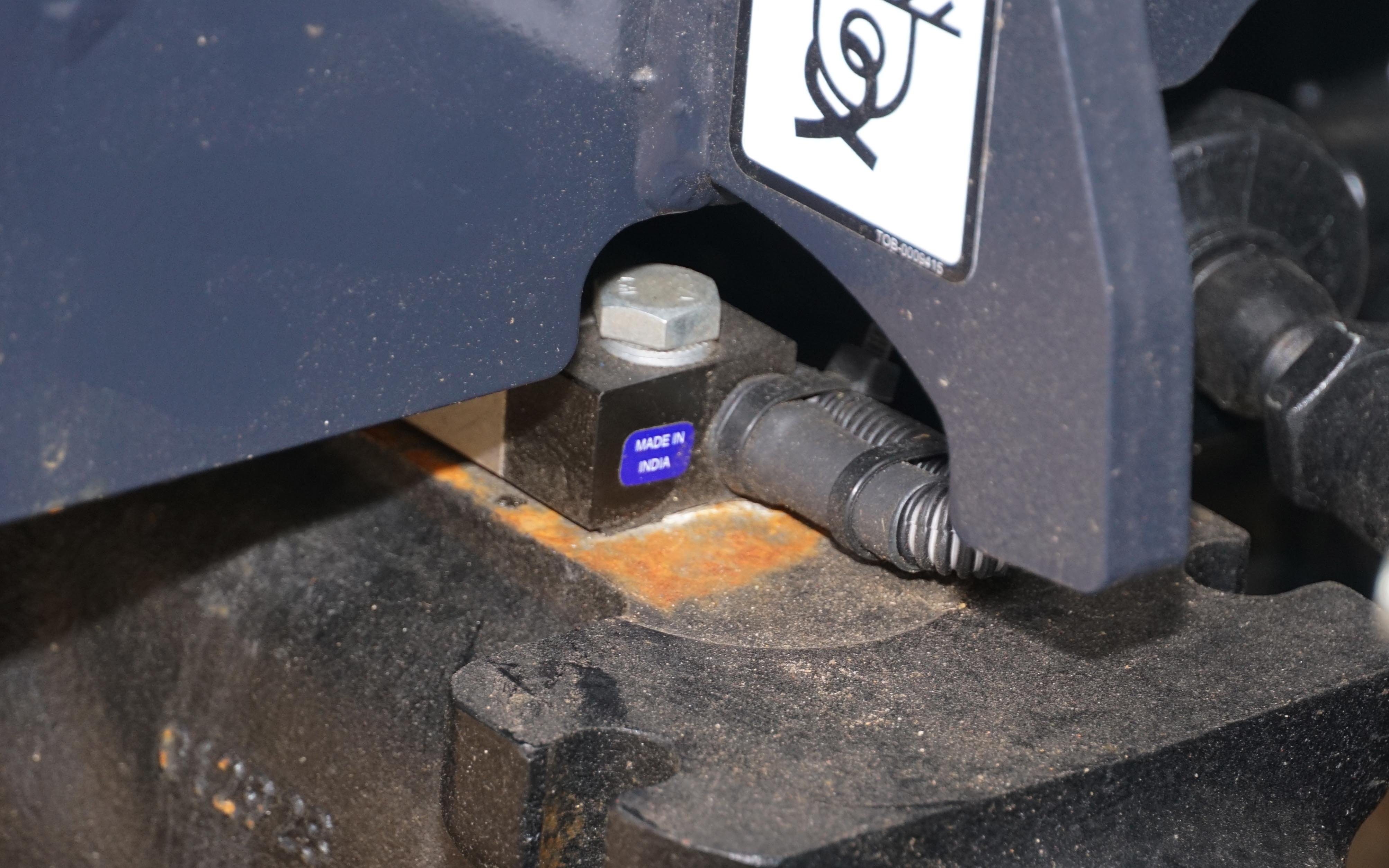 The strain gauge situated on the rear axle locks the boom when the lack of weight becomes critical