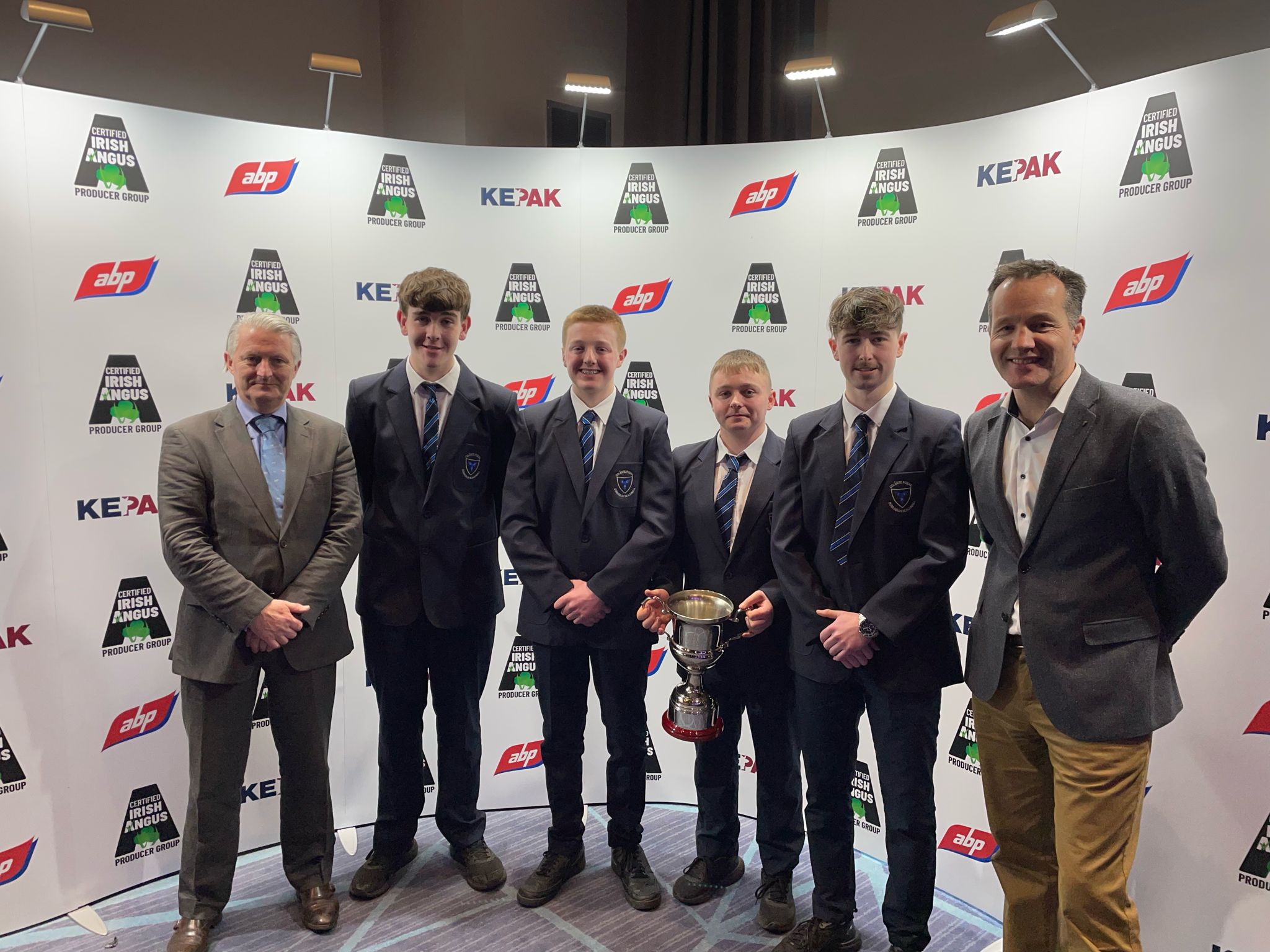 Eoin Ryan, ABP (left) with Mick O'Dowd, Kepak, (right) with the winners of the Certified Irish Angus Schools Competition, Dunshaughlin Community College, Co. Meath