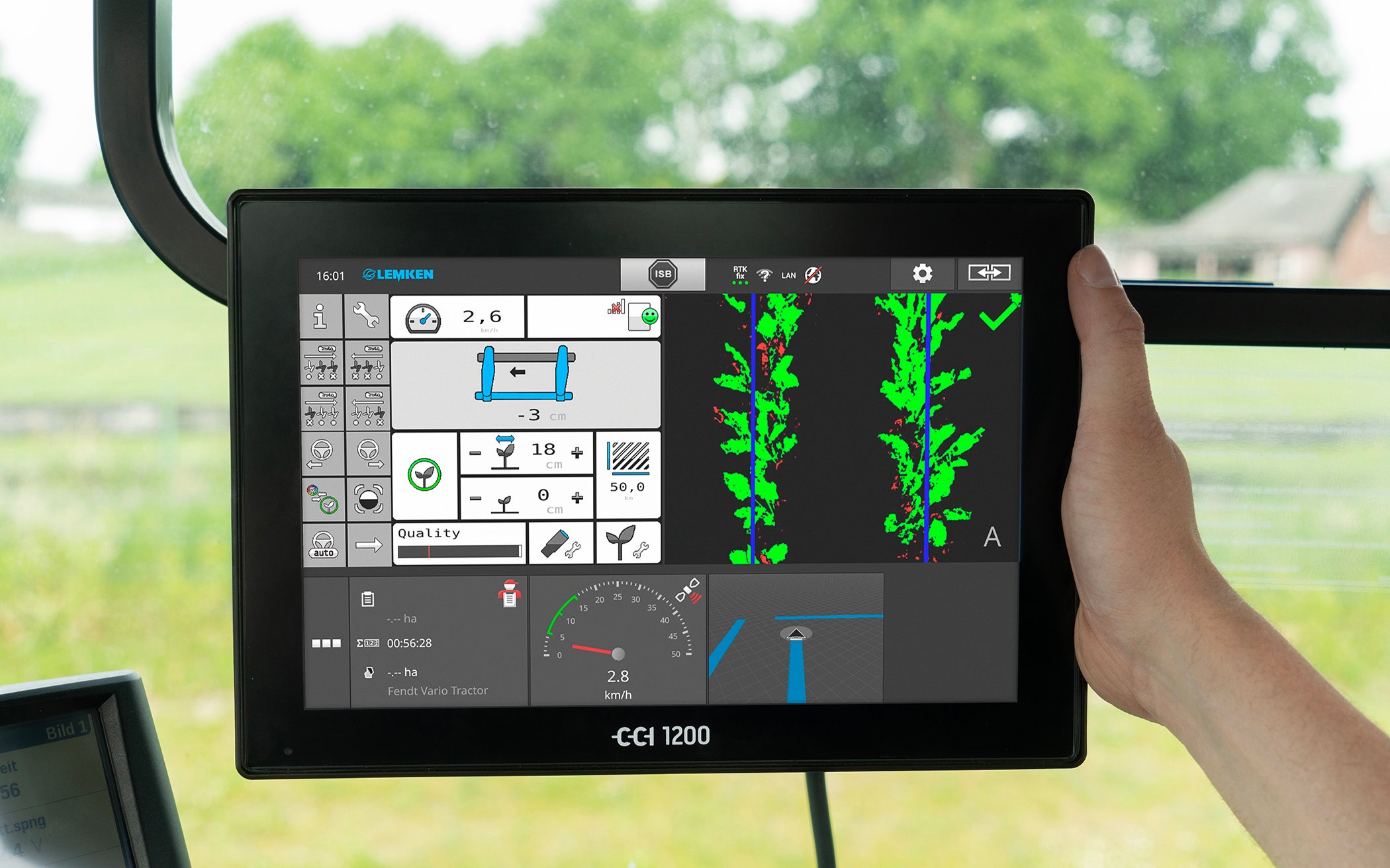 The new software allows both the control of the hoe and the checking of the row alignment on one screen
