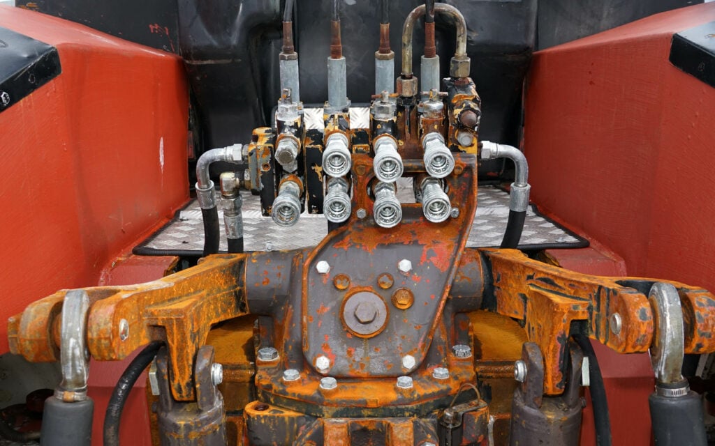 A replacement three point linkage has been sourced and the hydraulic services restored to their original location.