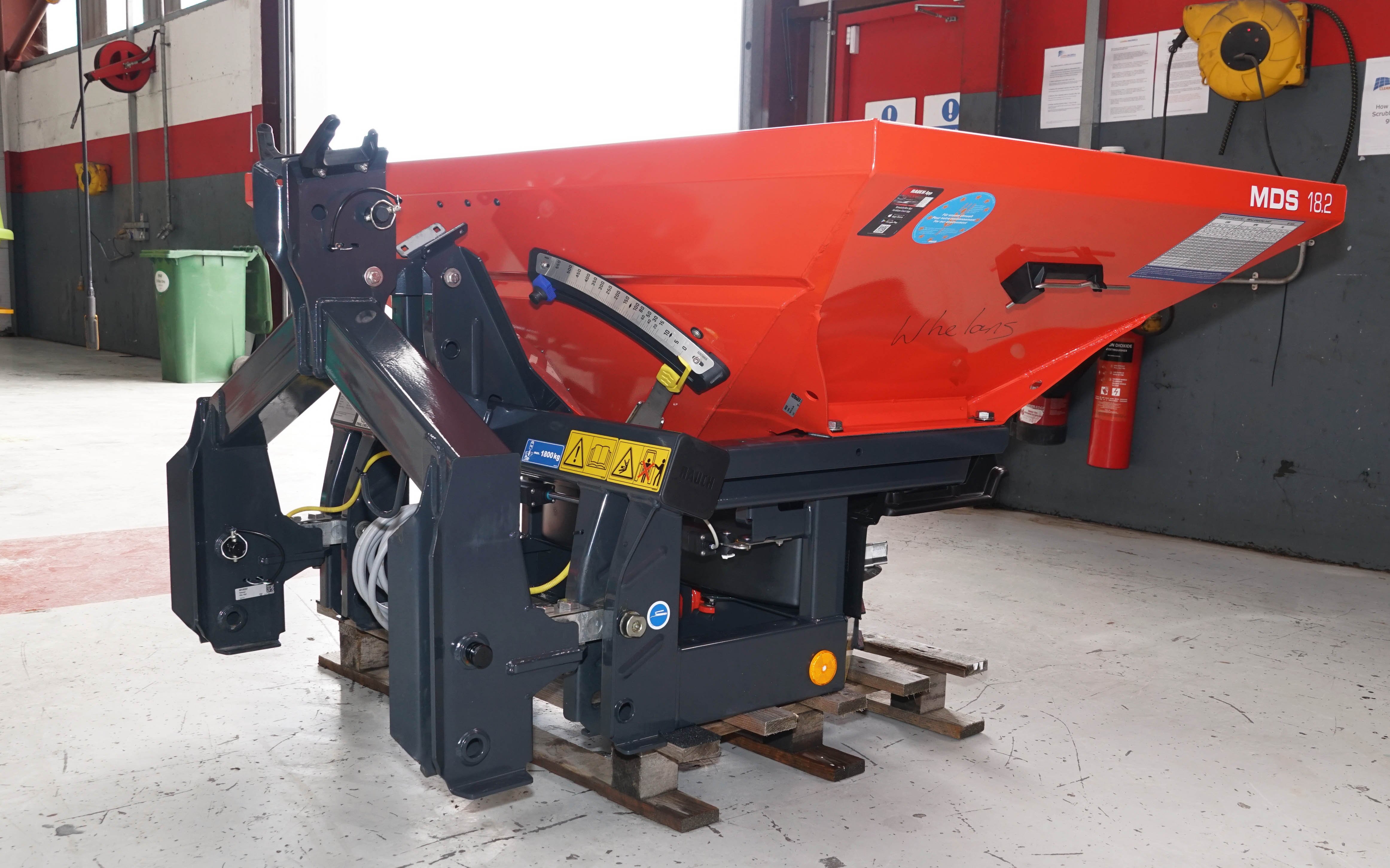 The new weighing attachment for the smaller Rauch spreaders sits between the tractor linkage and spreader frame