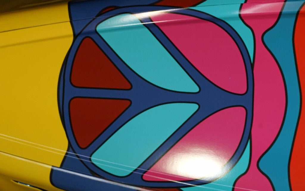 An alternative paint scheme for the top of the bonnet incorporates both the New Holland Logo and the company's colours of yellow and blue