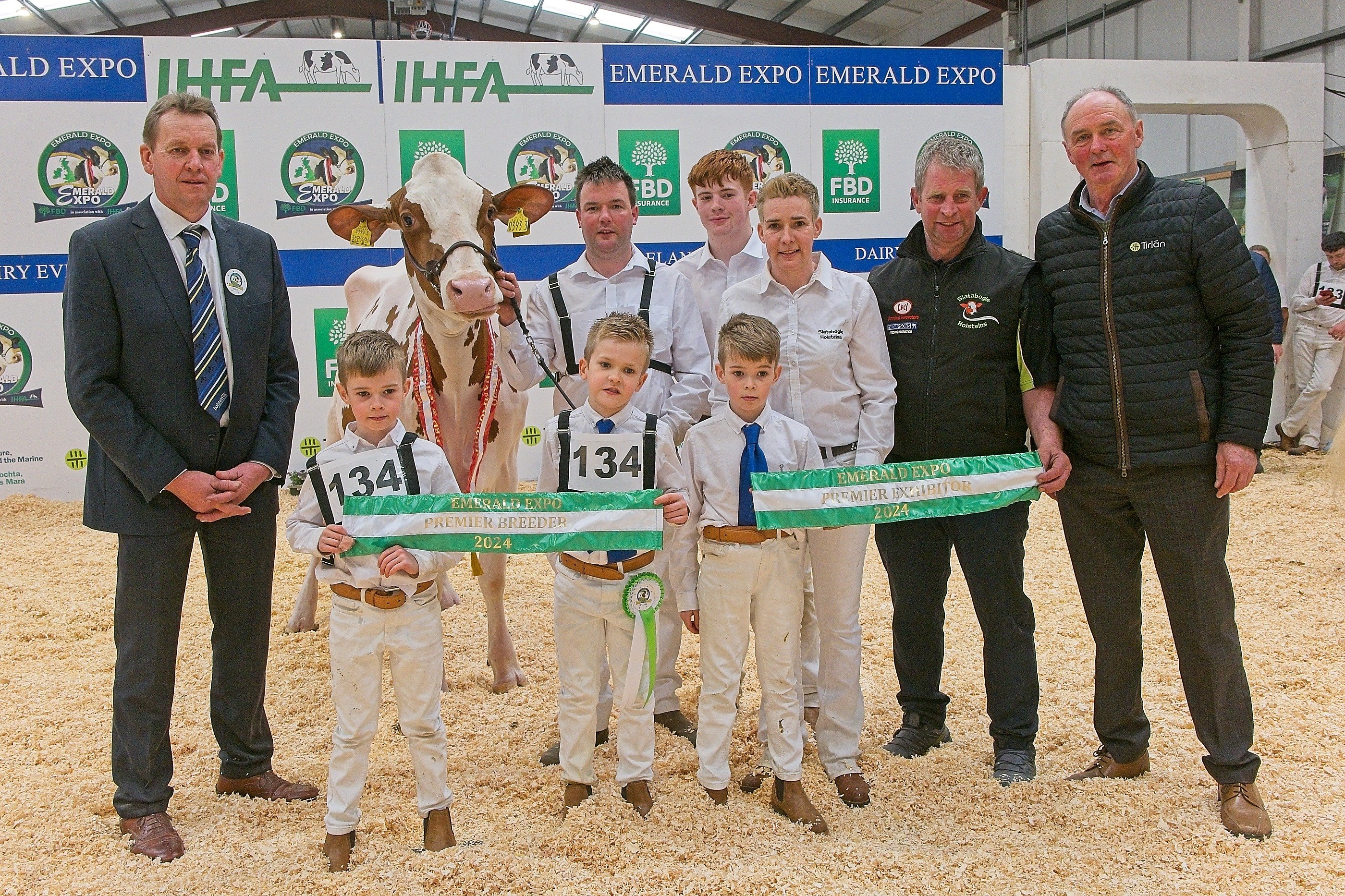 Show Judge, David Booth, with winners Premier Breeder / Premier Exhibitor, Paul family, with handlers Andrew Kennedy and Adam Torrens, and with John Murphy of sponsor Tirlán