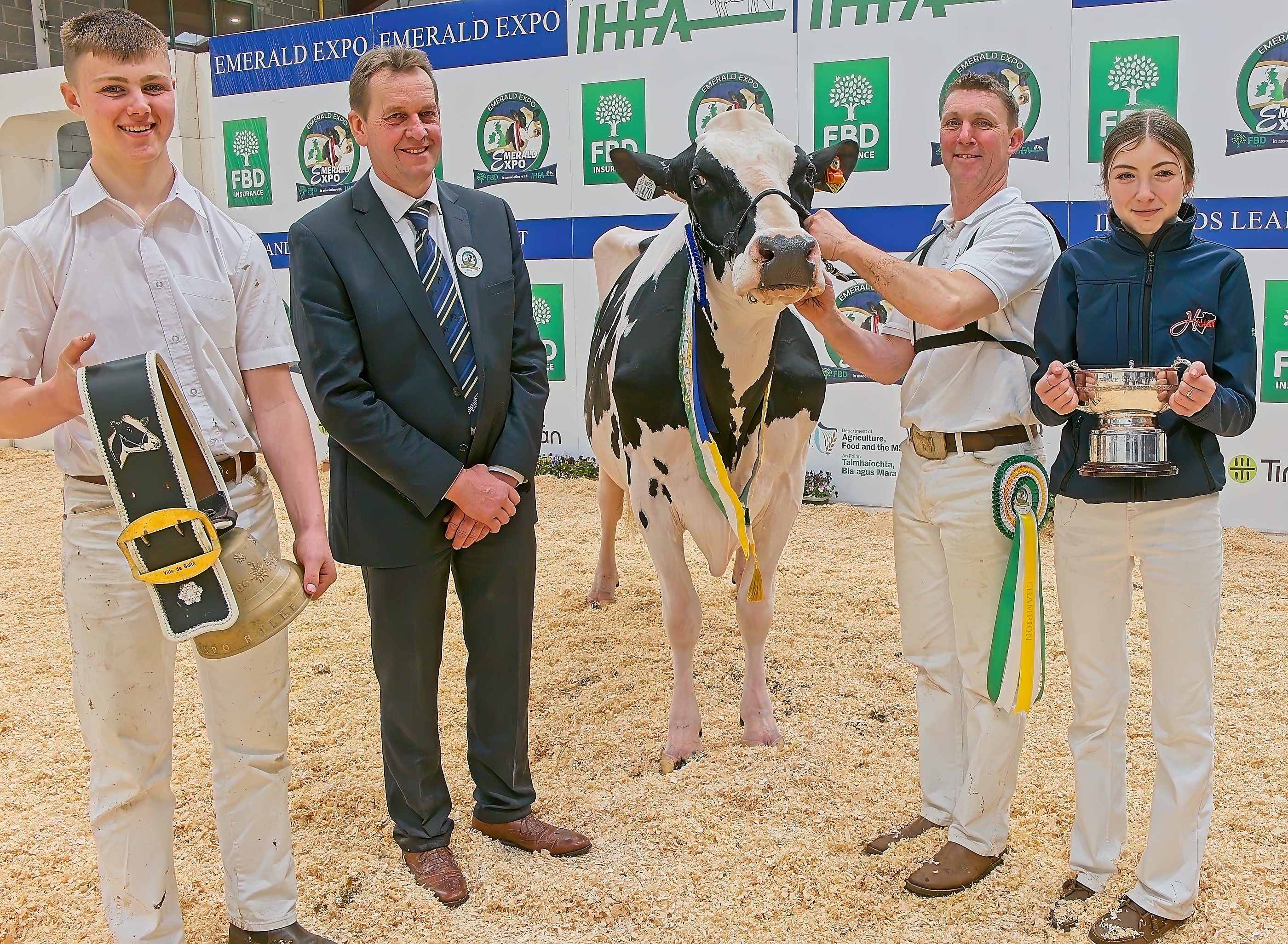 Show Champion, ‘Hallow Solomon Twizzle 3’ with (from left) Will Jones, show Judge David Booth,  handler Phillip Jones, and Kate Jones