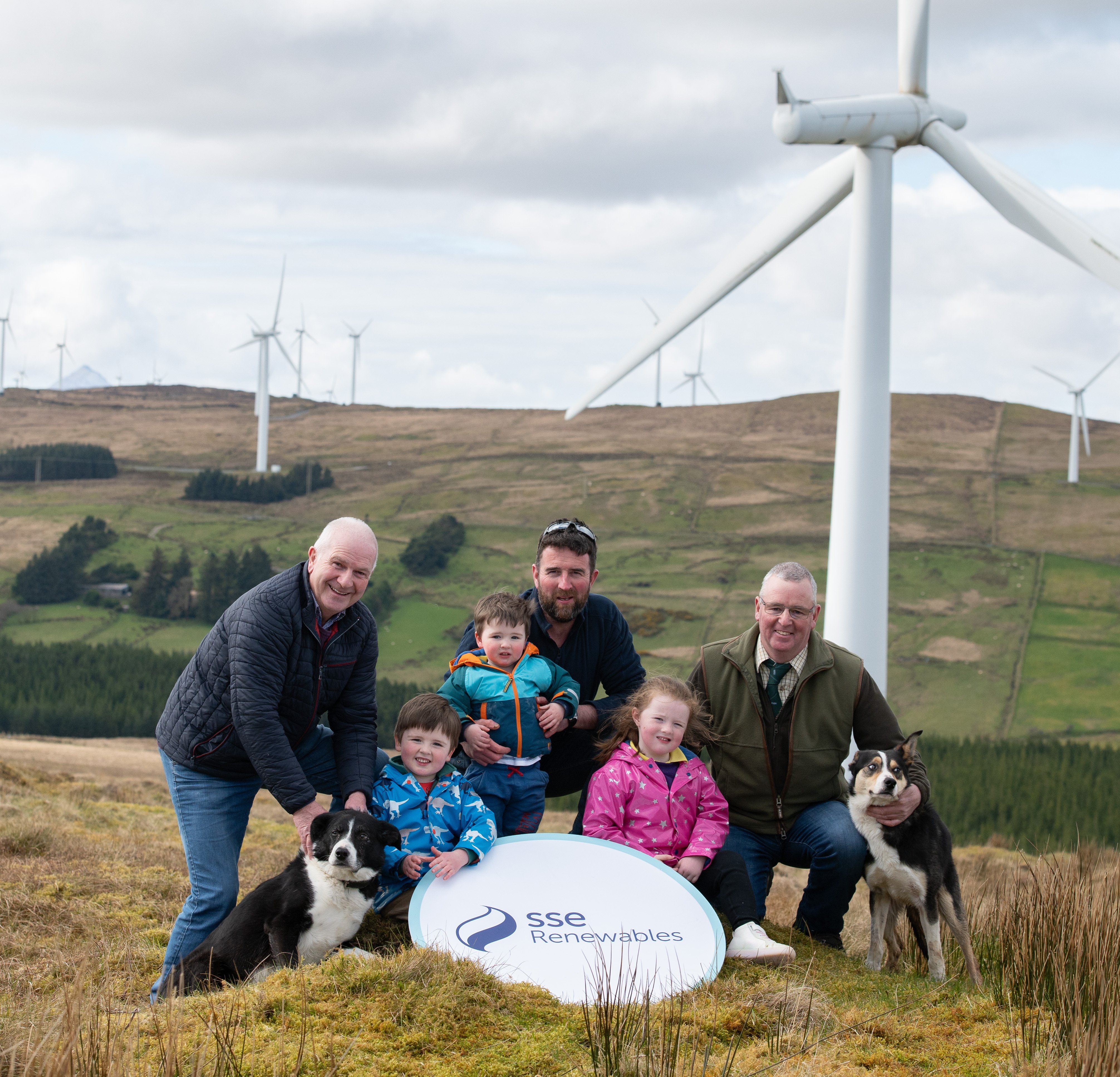 (L-R) Seamus Herron, SSE, James McCloskey (4), Oliver McCloskey (2), James McCloskey, sheep dog handler, Ava McCloskey (5), and James McGee, chair-of the Donegal committee. Image Source: Clive Wasson