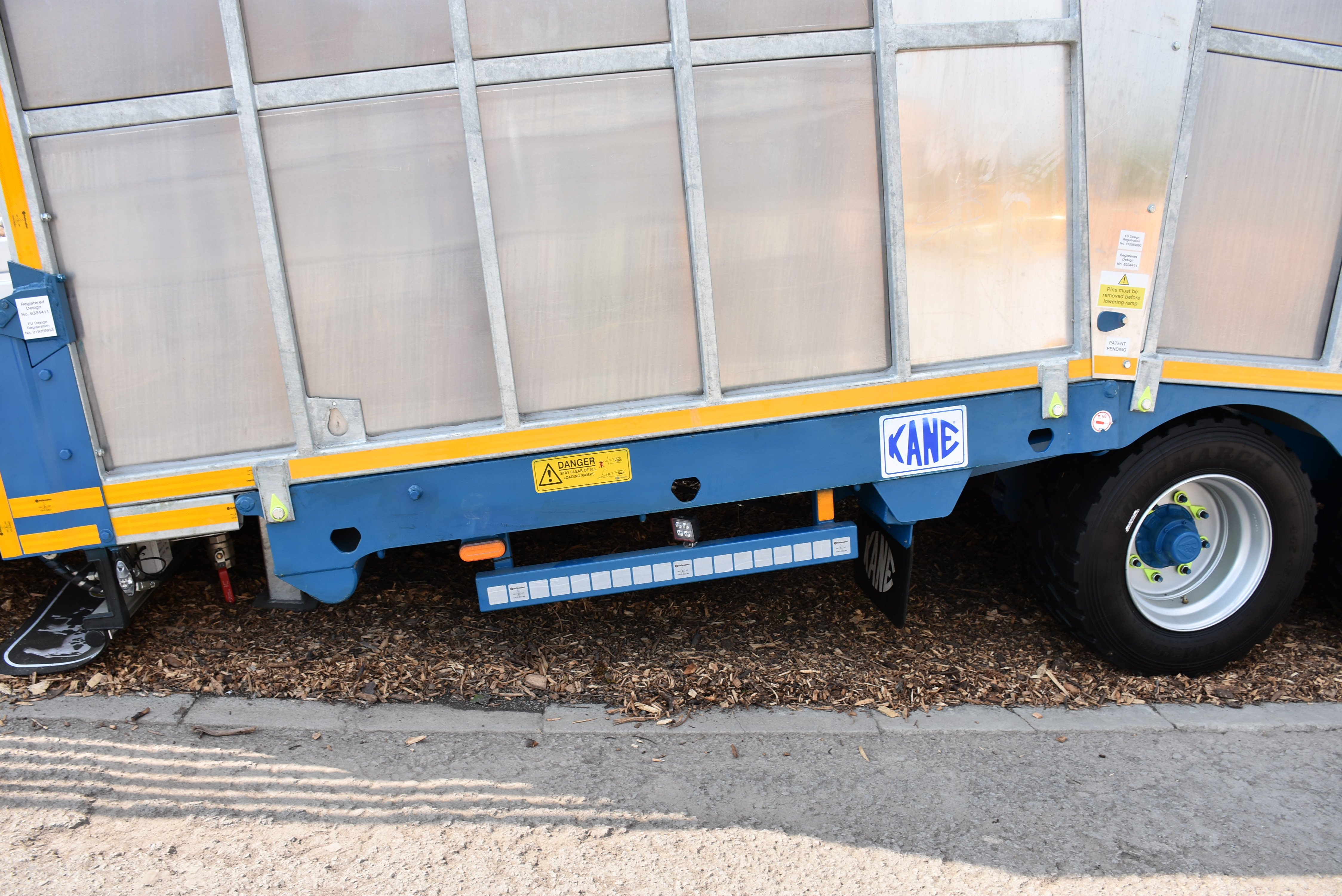 When lowered the trailer angle for loading is less than 20°