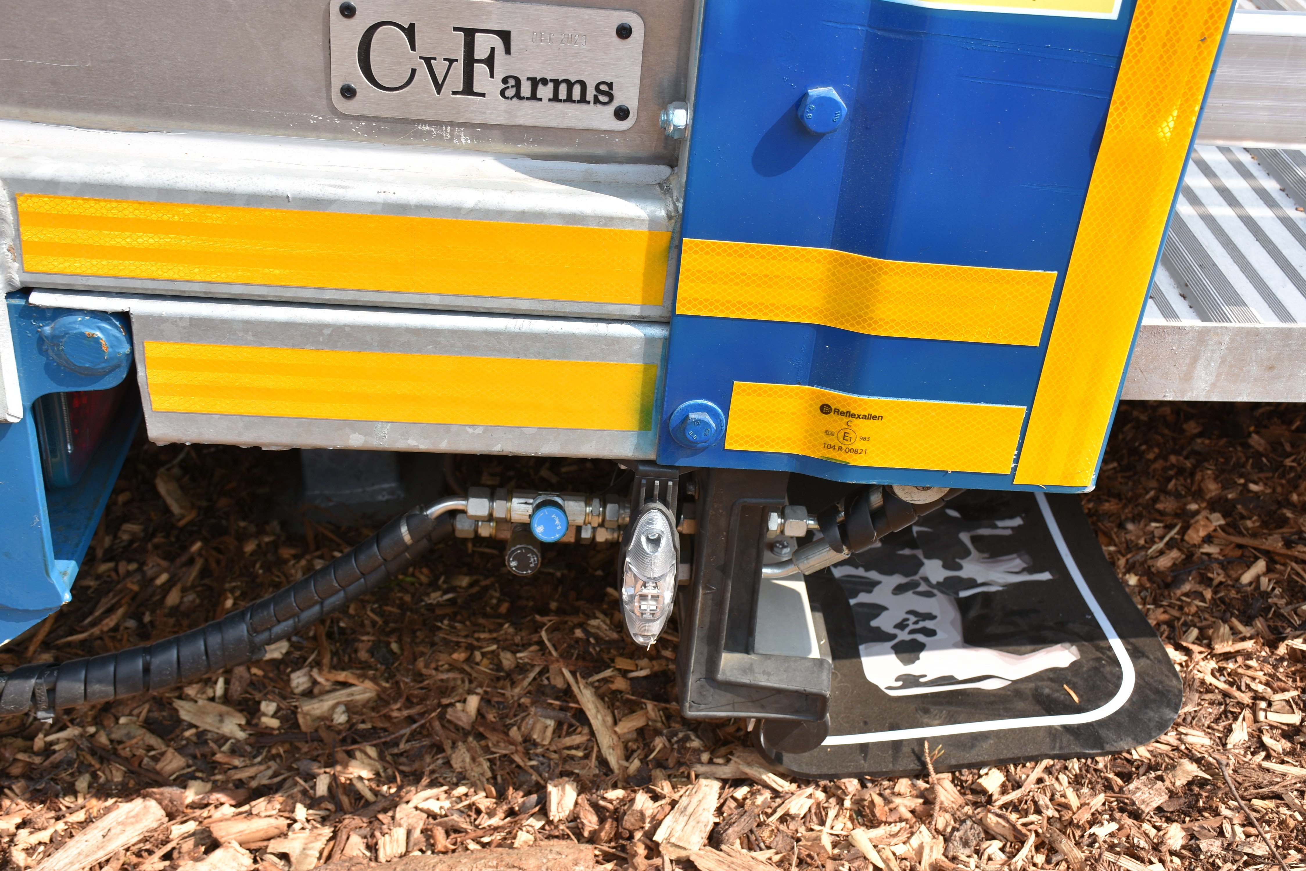 Both the beavertail and the unit’s rear door can be operated hydraulically