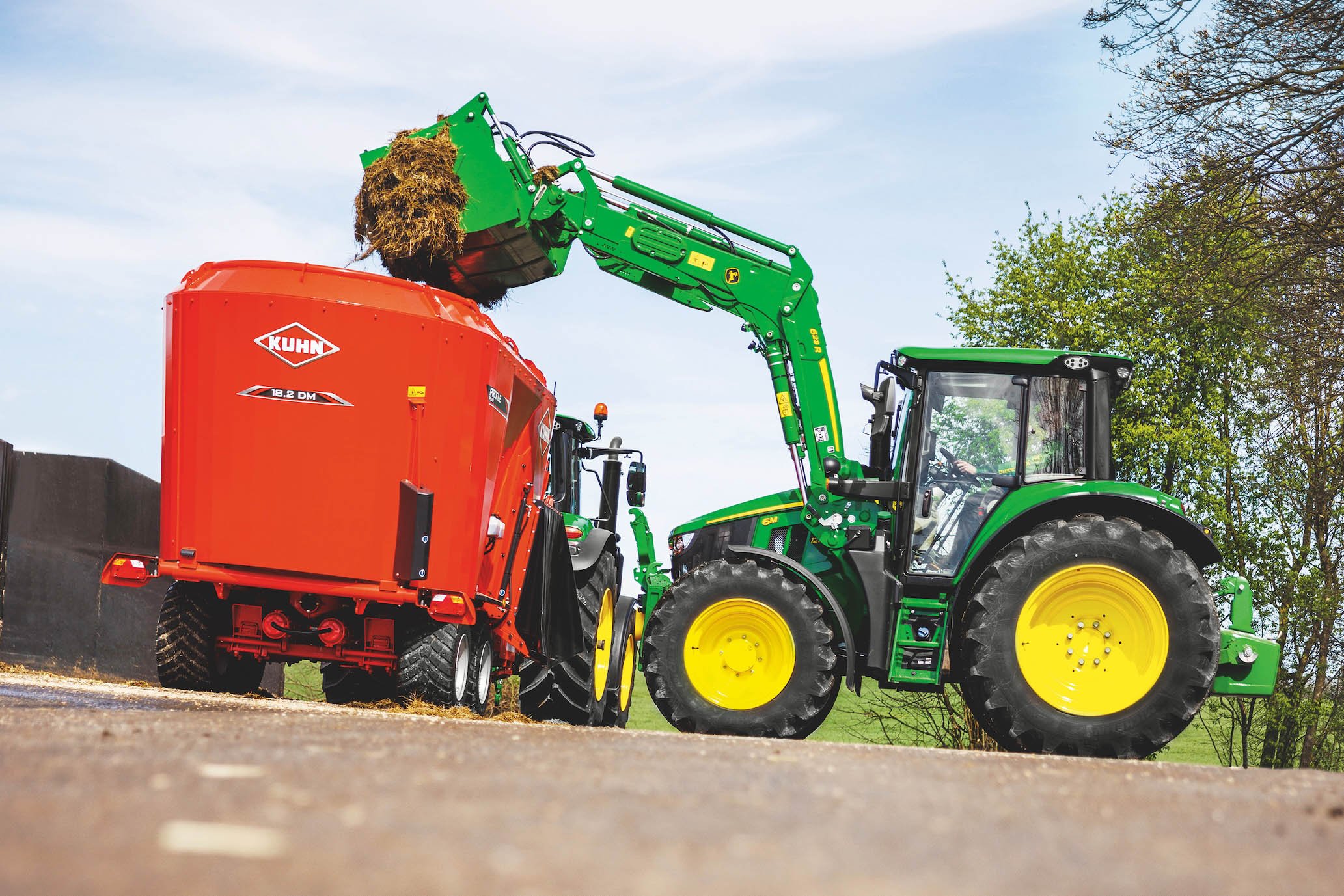 Loader tractors can now benefit from a powerful engine in a compact frame
