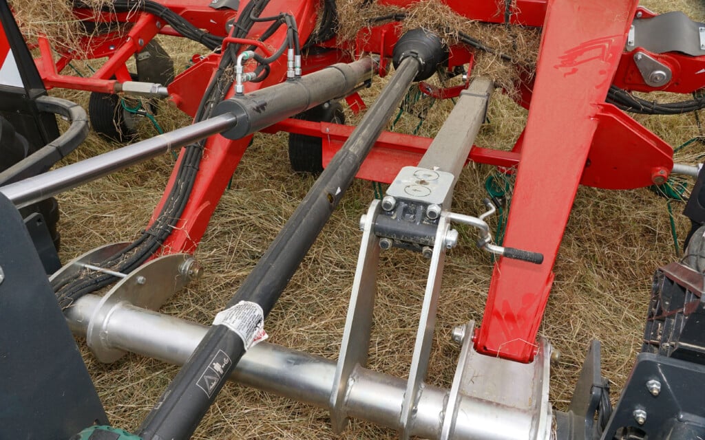 The TerraFlow linkage attaches the rotor boom to the trailer frame
