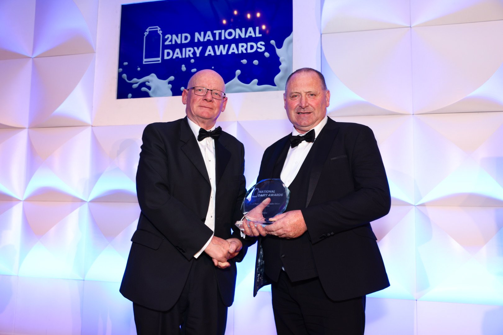 Dinny Galvin awarded the Local Power Best Dairy Sustainability Driver Award by Local Power managing director, Pat Smith. Image source: Agri Insider