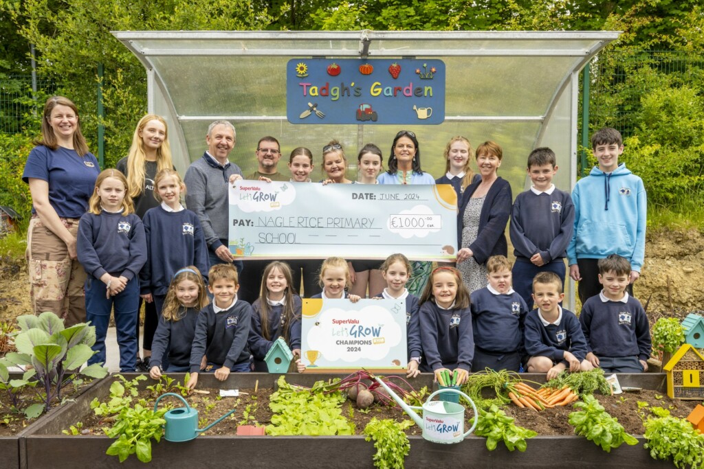 L-r: Education coordinator at GIY, Mary Bishop; Nicola Kerins of Nagle Rice National School; SuperValu's Peter Keane and Tim O’Sullivan; Debbie O’Sullivan; Aileen O’Dowd and Jan Kerins of Nagle Rice National School alongside pupils. Image source: Nick Cavanagh