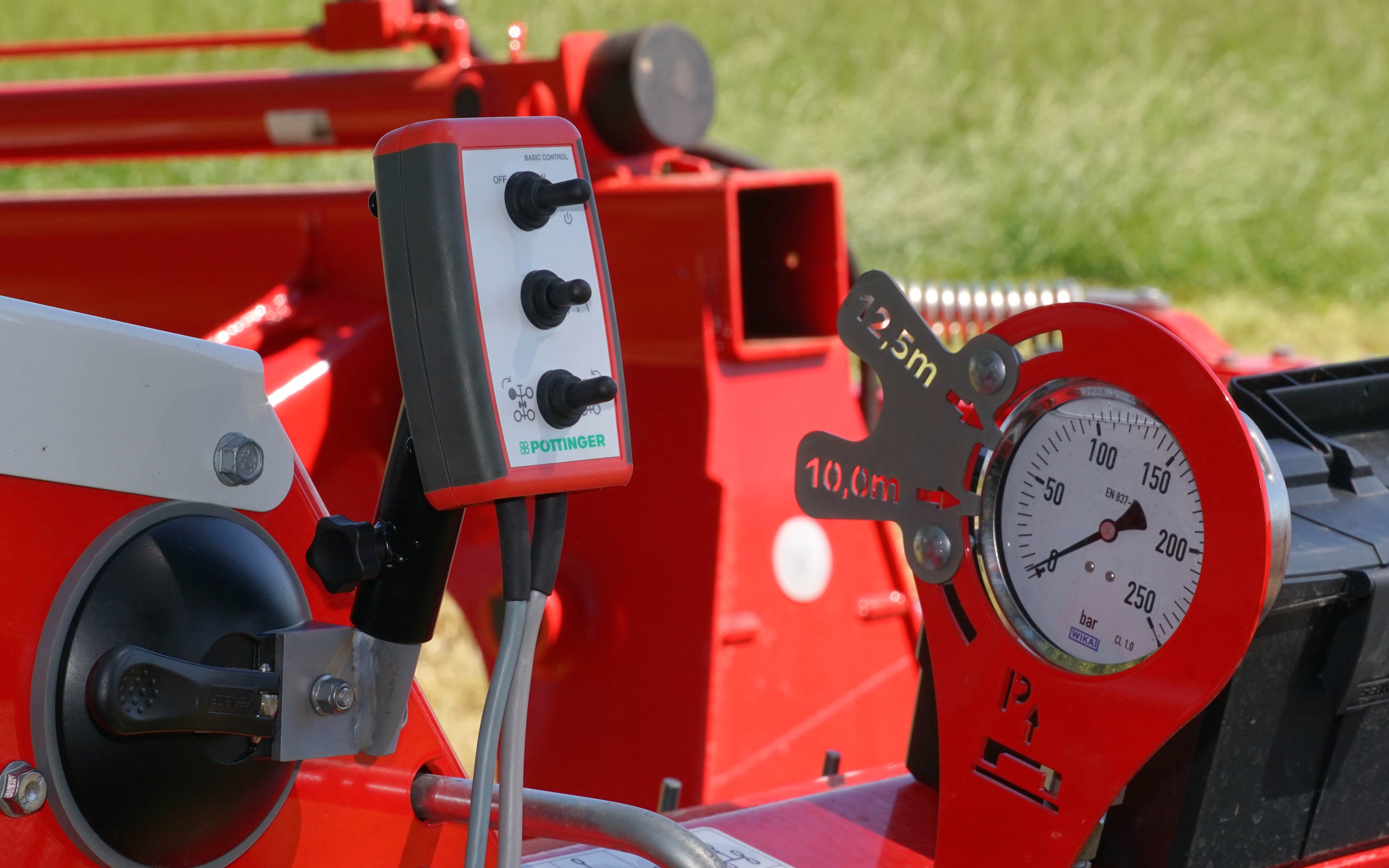 The controls for the latest rakes amount to three switches rather than rely on an ISOBUS panel