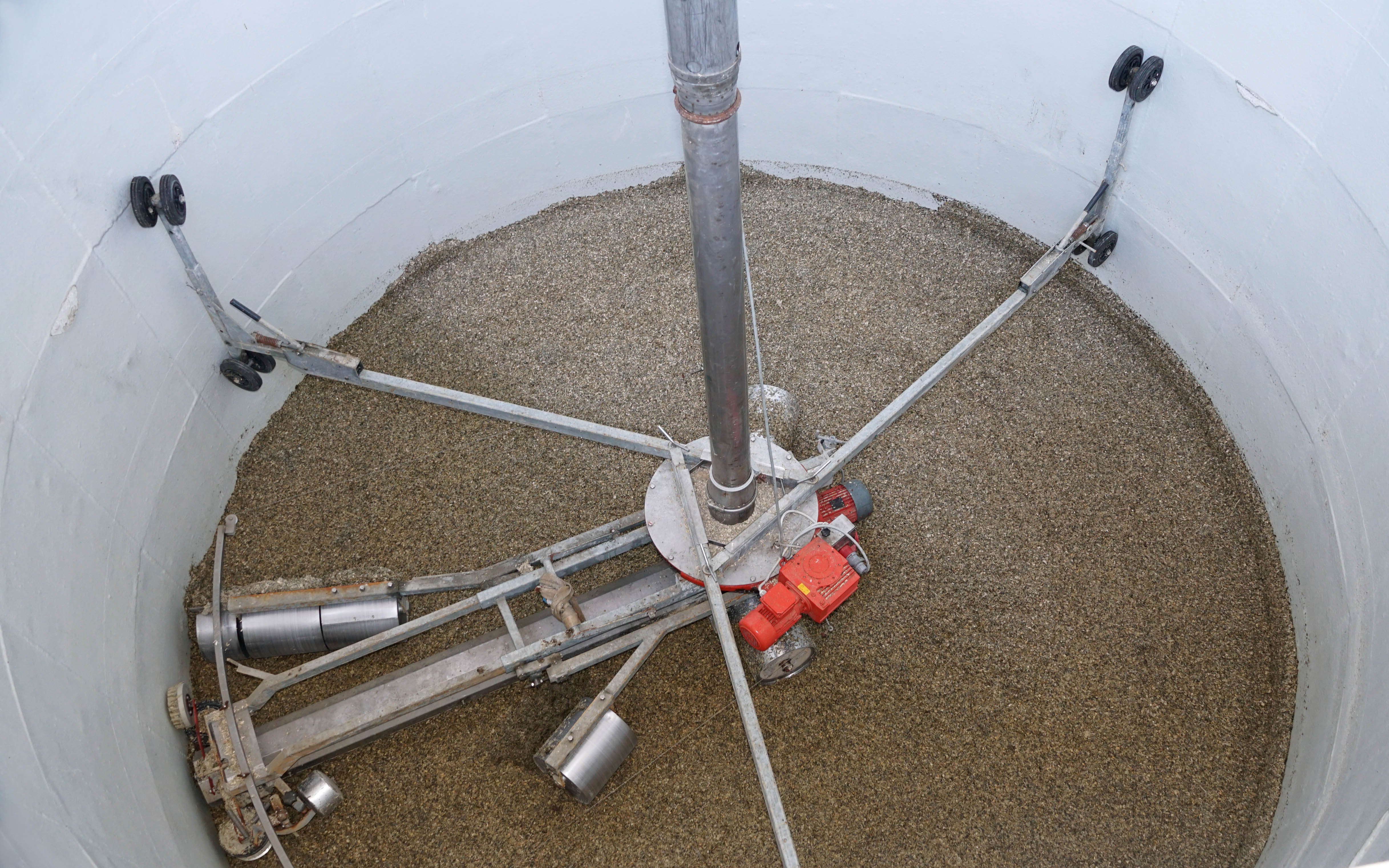 One of the silos has a top unloading system and is used for maize silage