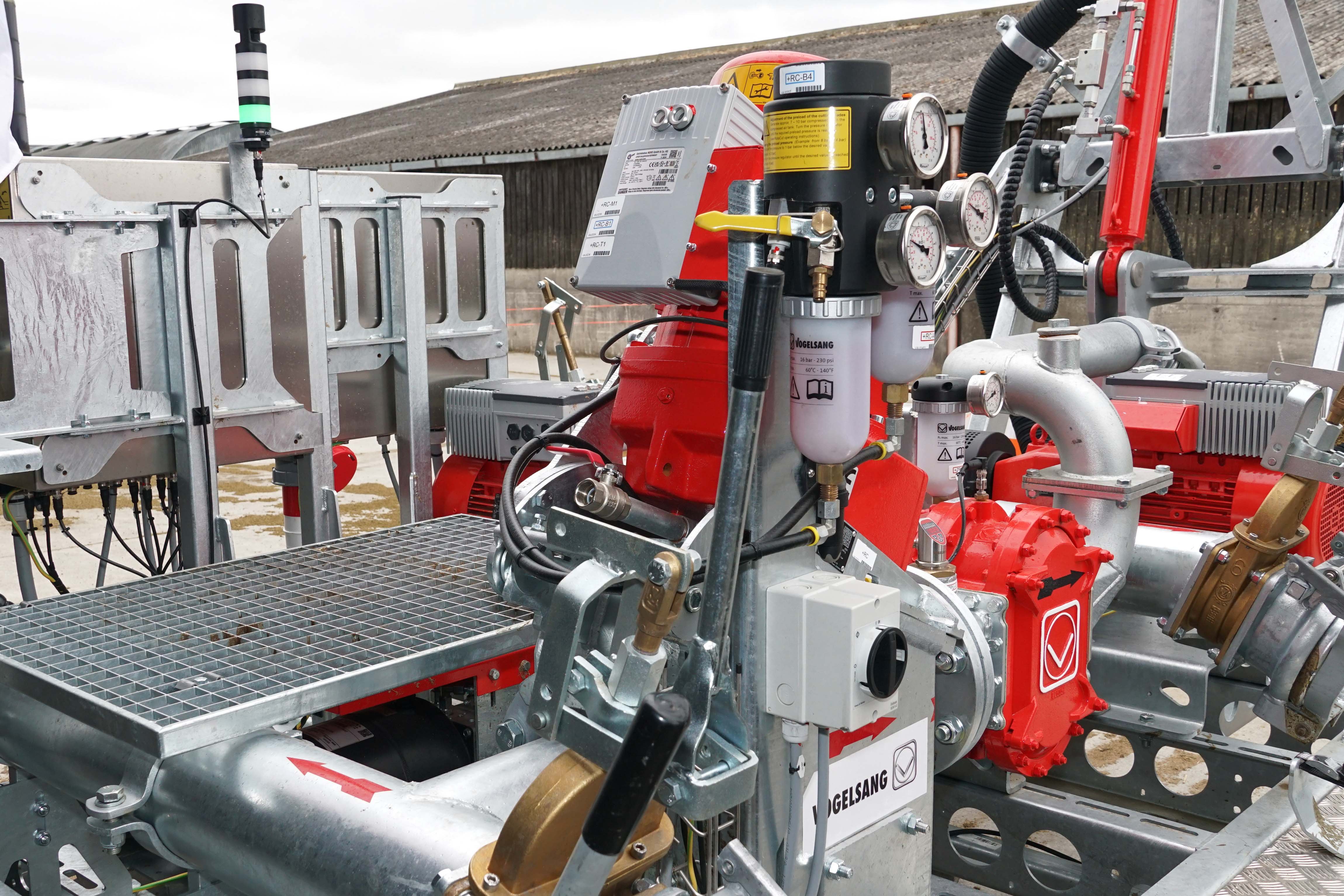 The primary pump draws the slurry through the rotorcutter which sits above the stone trap