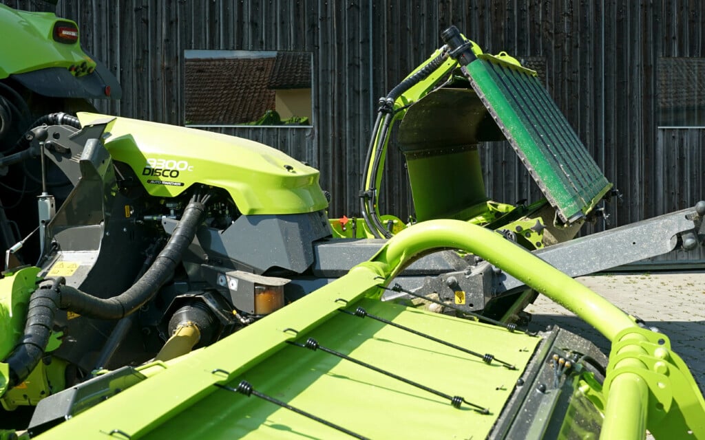 A optional tilt sensor within the mower headstock can alter the speed of the belts to ensure a uniform swath