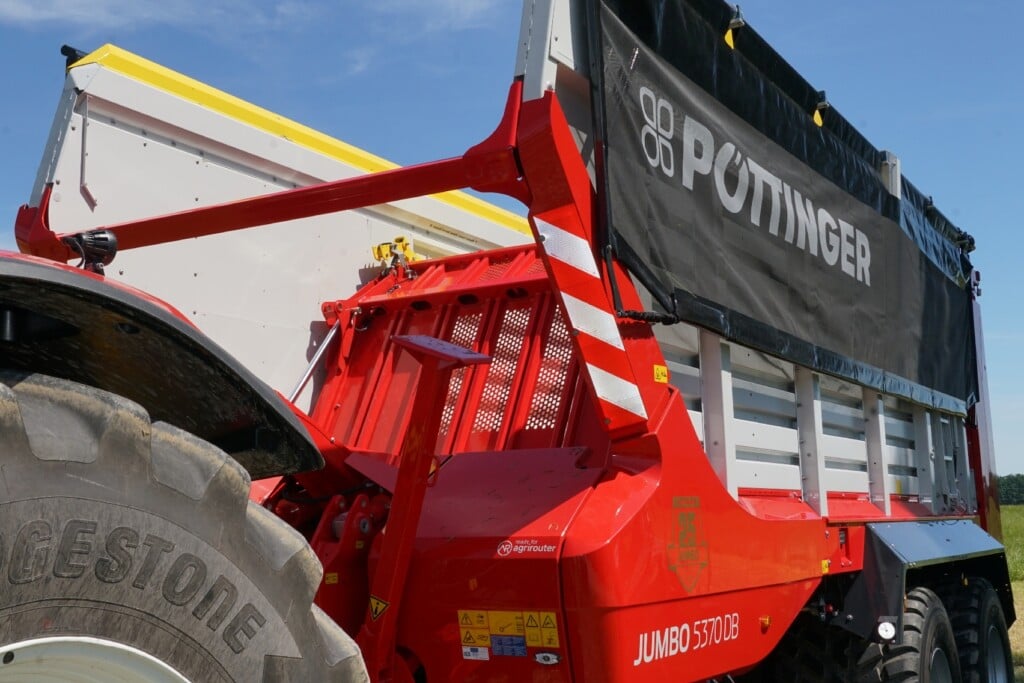 The front panel has three different positions and moves forward as the crop accumulates in the body of the wagon