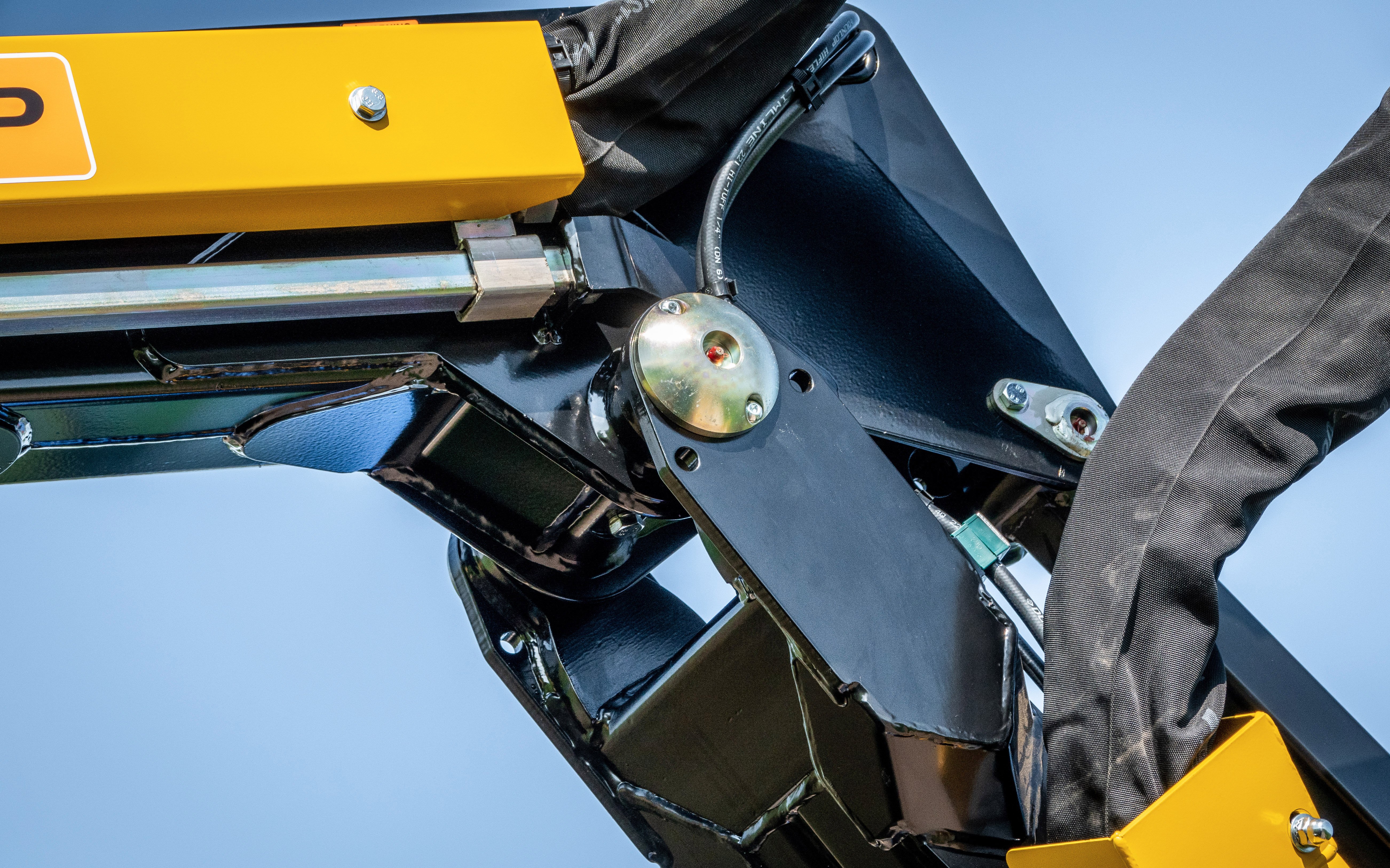 A 48% increase in surface due to the larger pivot pins is claimed to increase durability