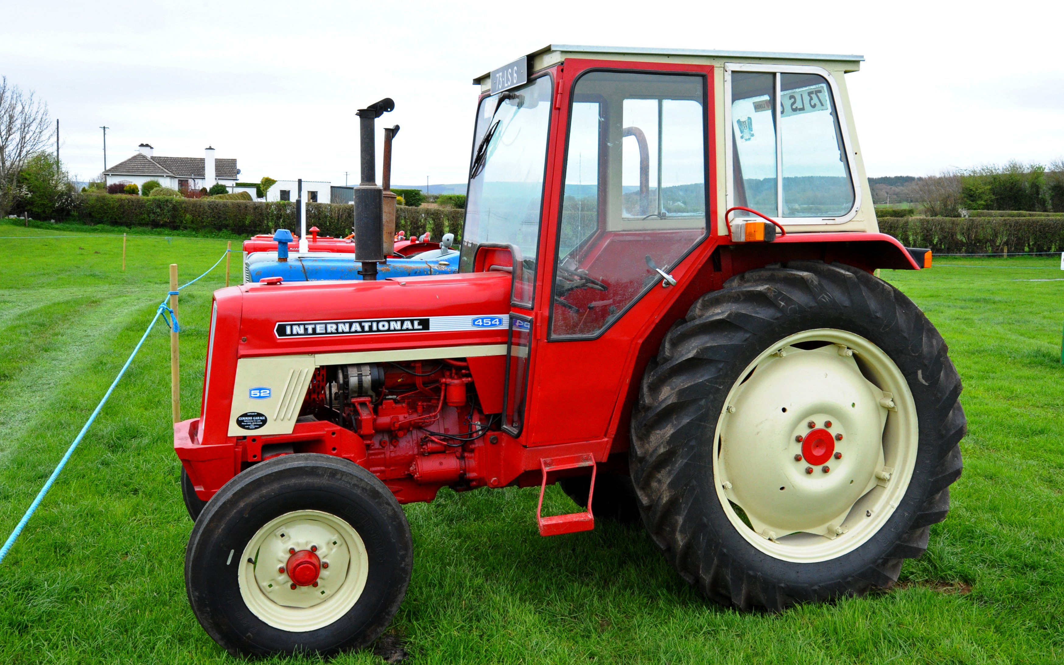 The International 454 shared the same styling as the 475 but was introduced four years earlier and was powered by a three-cylinder Neuss engine
