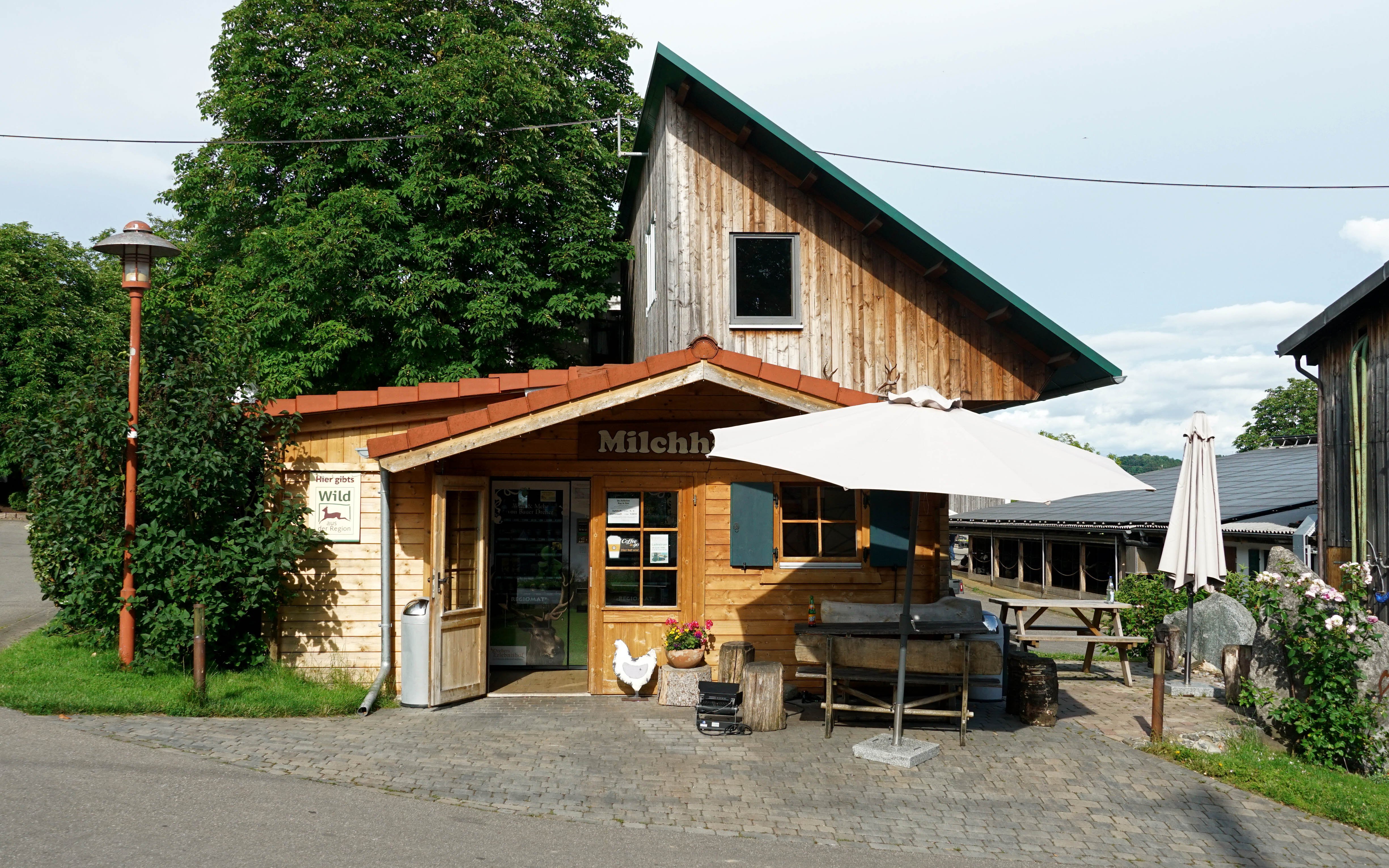 In addition to dairy products, the milk shop sells jams and game from the local area